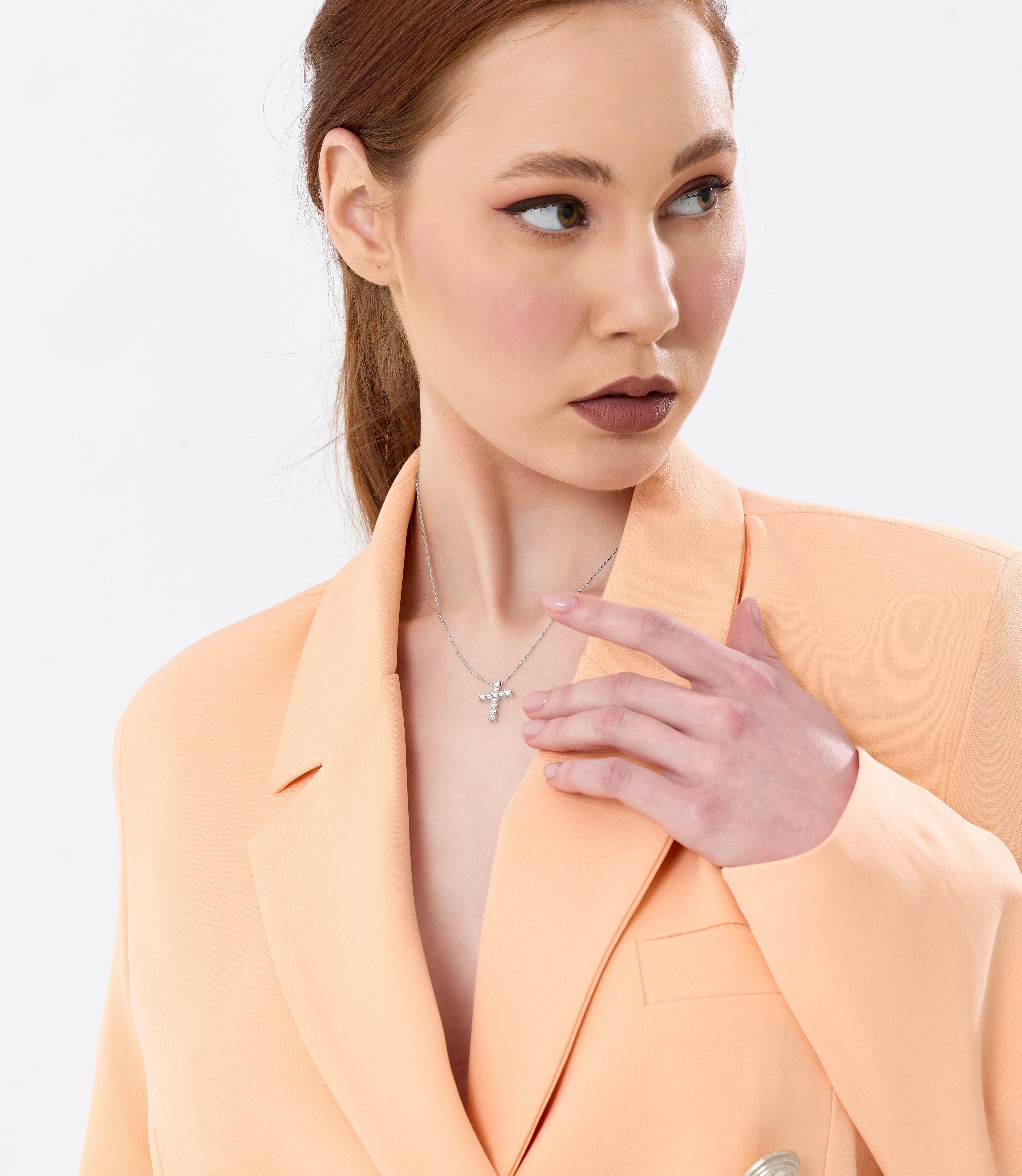 Collier en or massif 0,74 carat avec croix de diamants naturels Neuf - En vente à Fatih, 34