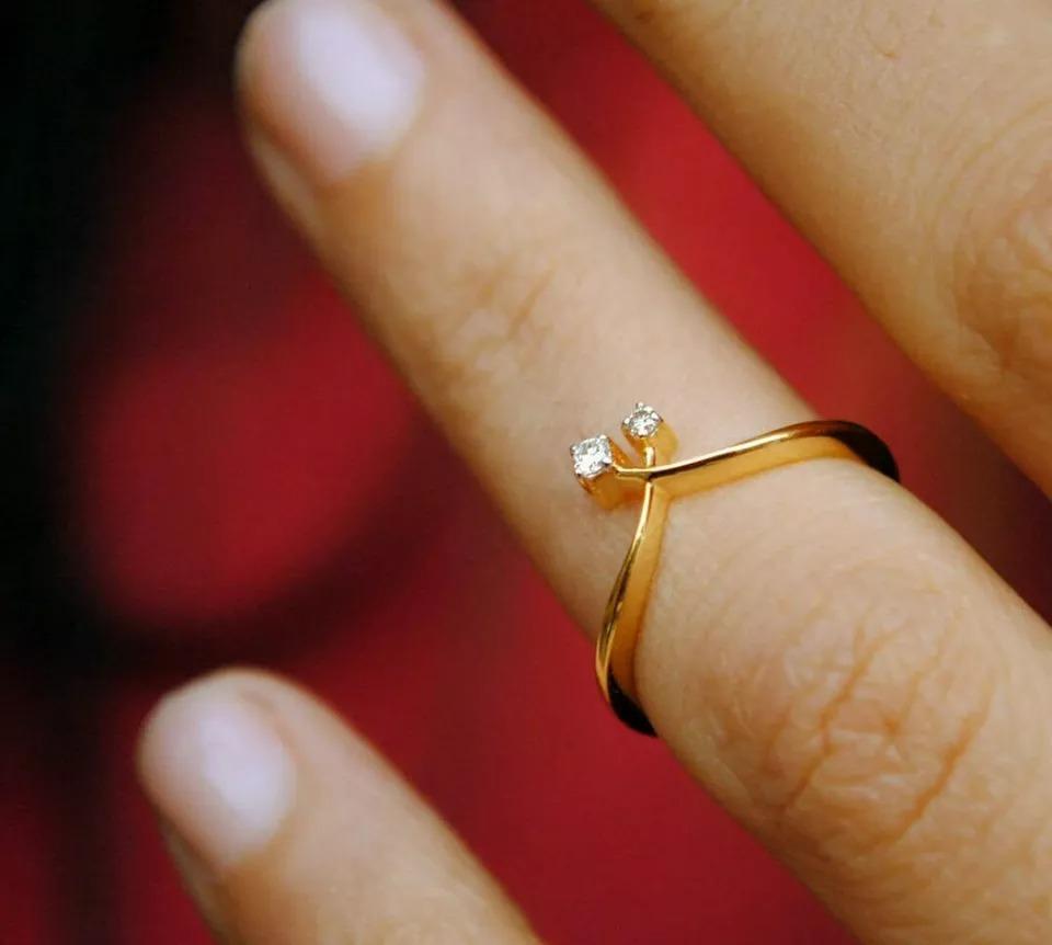 Round Cut Natural Diamond Cross Chevron Ring 14k Gold Stackable Crown Wedding Ring Tiara For Sale