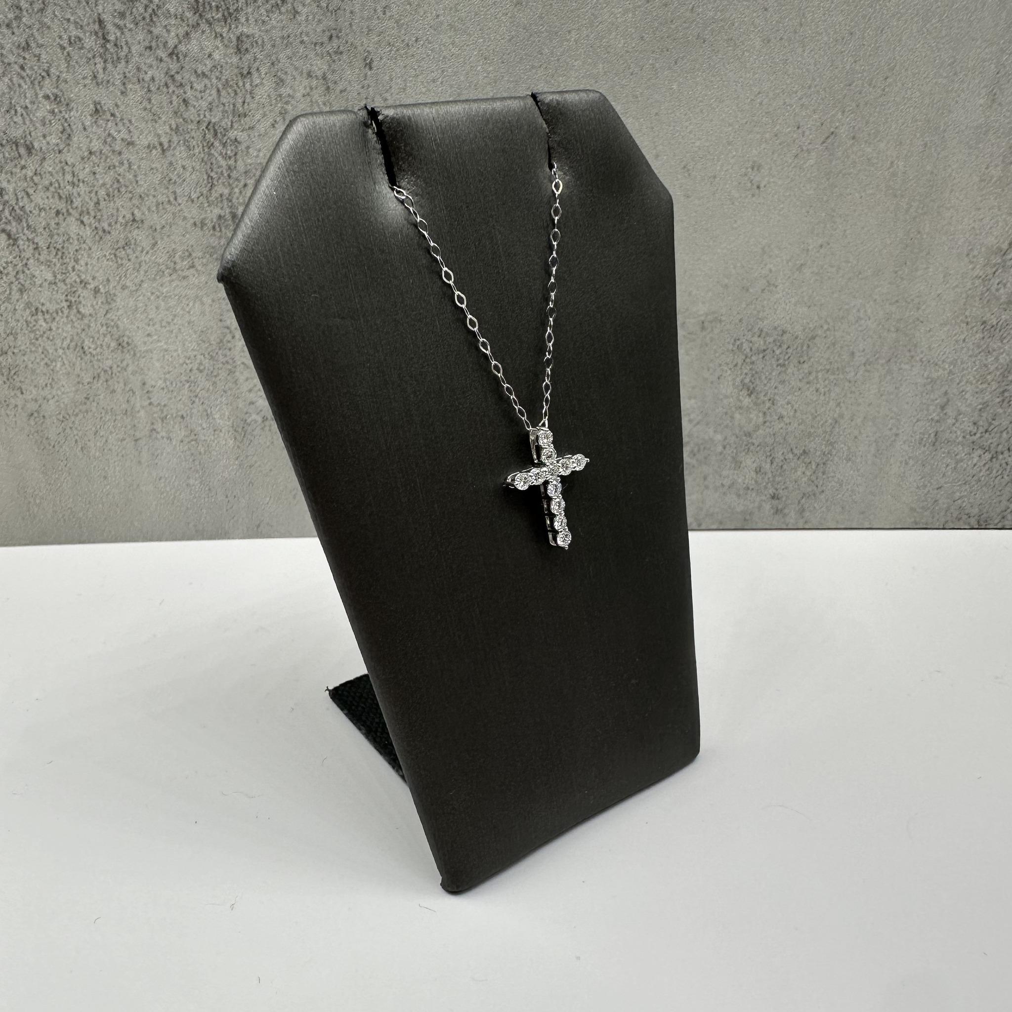 Diese wunderschöne Halskette aus 14-karätigem Weißgold mit einem Gesamtgewicht von 0,35 Karat aus runden GH SI-Diamanten bietet ein strahlendes Funkeln und zeitlose Eleganz. Die polierte Weißgoldfassung hebt die Brillanz jedes einzelnen Diamanten