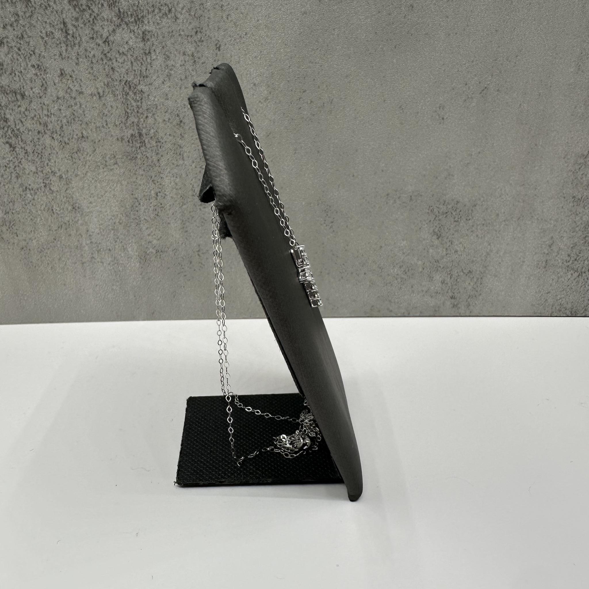 Natürliche Diamant-Kreuz-Halskette in 14kt Weißgold - 0,35ctw, 18in, New (Rundschliff) im Angebot