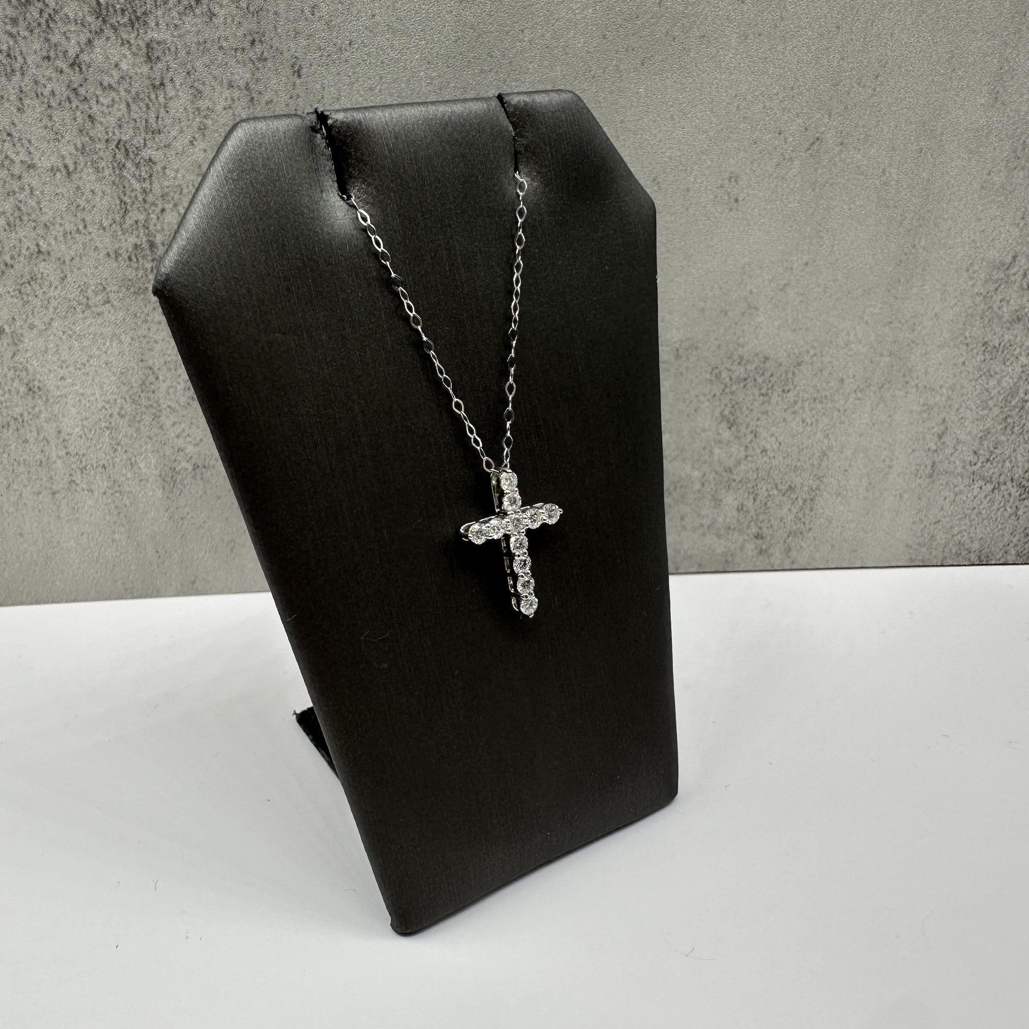 Diese elegante Halskette aus 14-karätigem Weißgold mit einem Gesamtgewicht von 0,56 Karat aus runden GH SI-Diamanten sorgt für ein brillantes und zeitloses Funkeln. Die polierte Weißgoldfassung hebt das Strahlen jedes einzelnen Diamanten hervor und