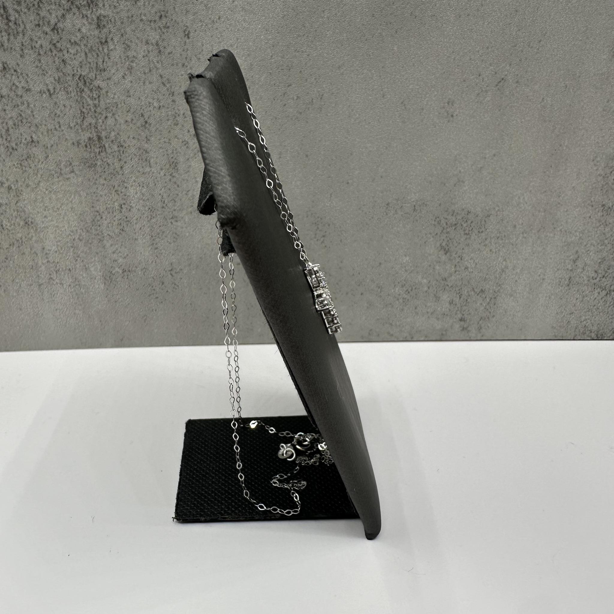 Natürliche Diamant-Kreuz-Halskette in 14kt Weißgold - 0,56ctw, 18in, New (Rundschliff) im Angebot