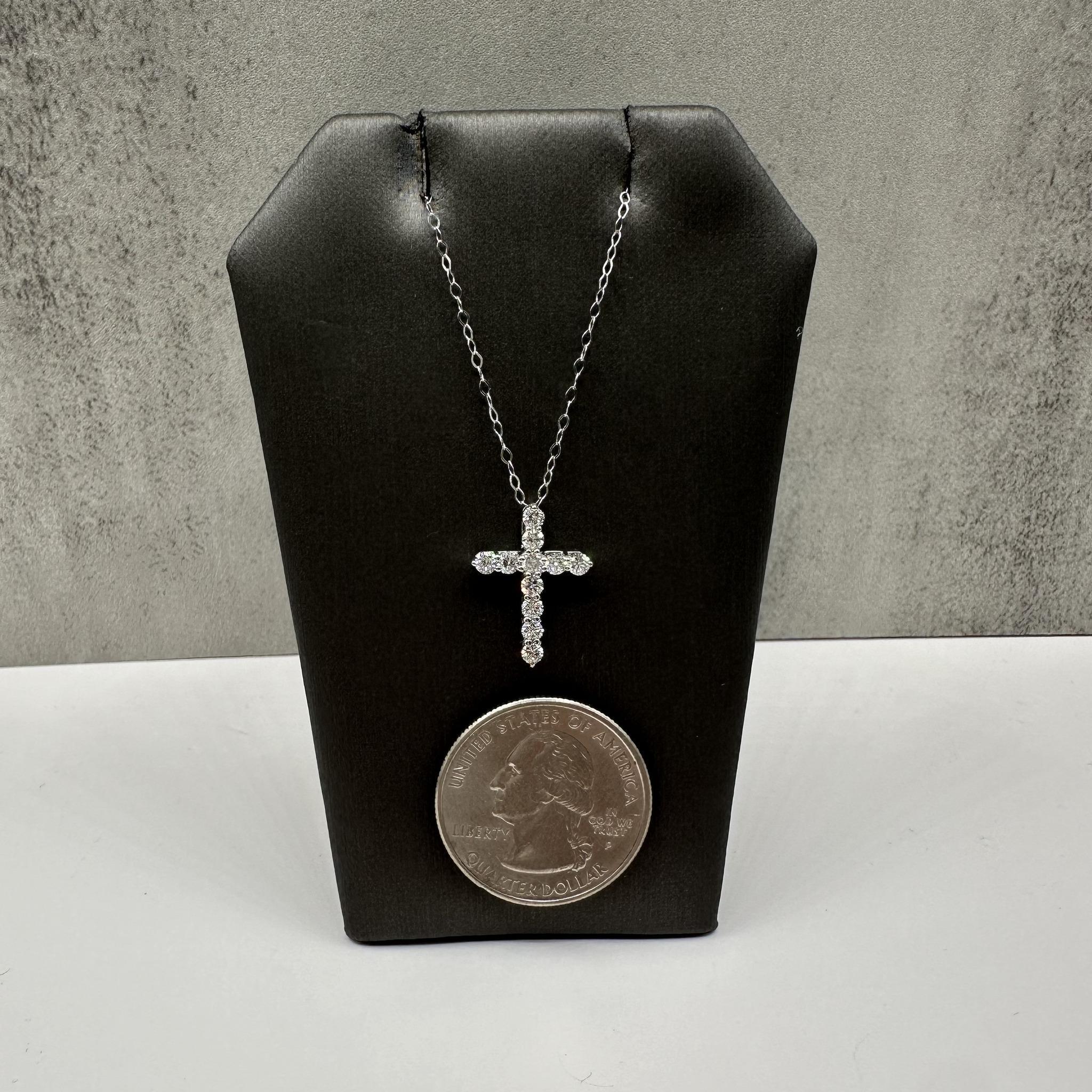 Natürliche Diamant-Kreuz-Halskette in 14kt Weißgold - 0,56ctw, 18in, New im Zustand „Neu“ im Angebot in West Hempstead, NY