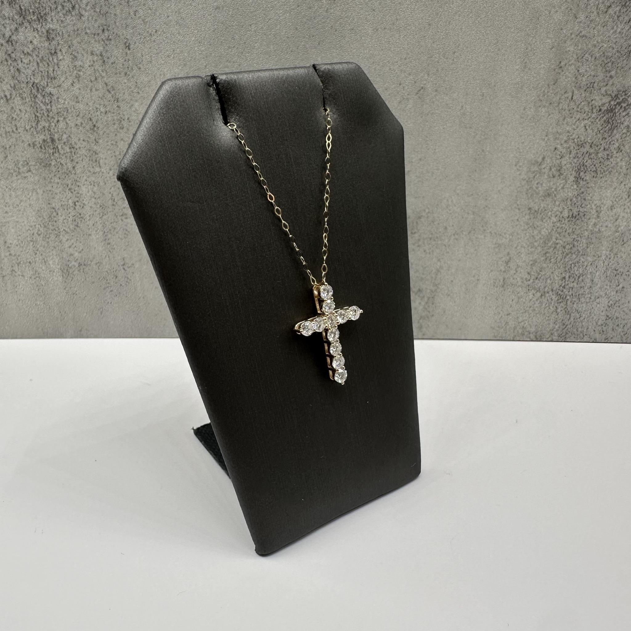 Questa splendida collana con croce di diamanti naturali in oro giallo 14 carati presenta 0,96 carati di diamanti rotondi GH SI, creando un'esposizione radiosa di brillantezza e fede. La calda luminosità dell'oro giallo si integra perfettamente con
