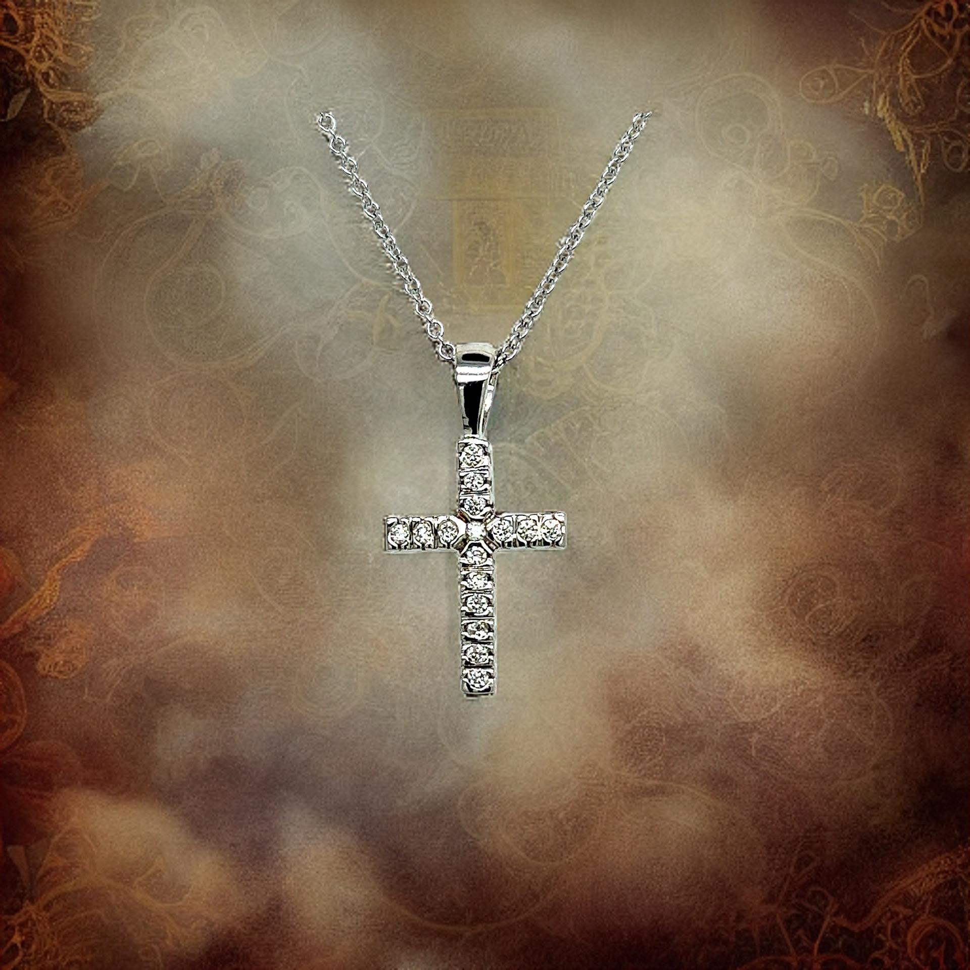 Pendentif croix en diamant de qualité Nature avec chaîne 17