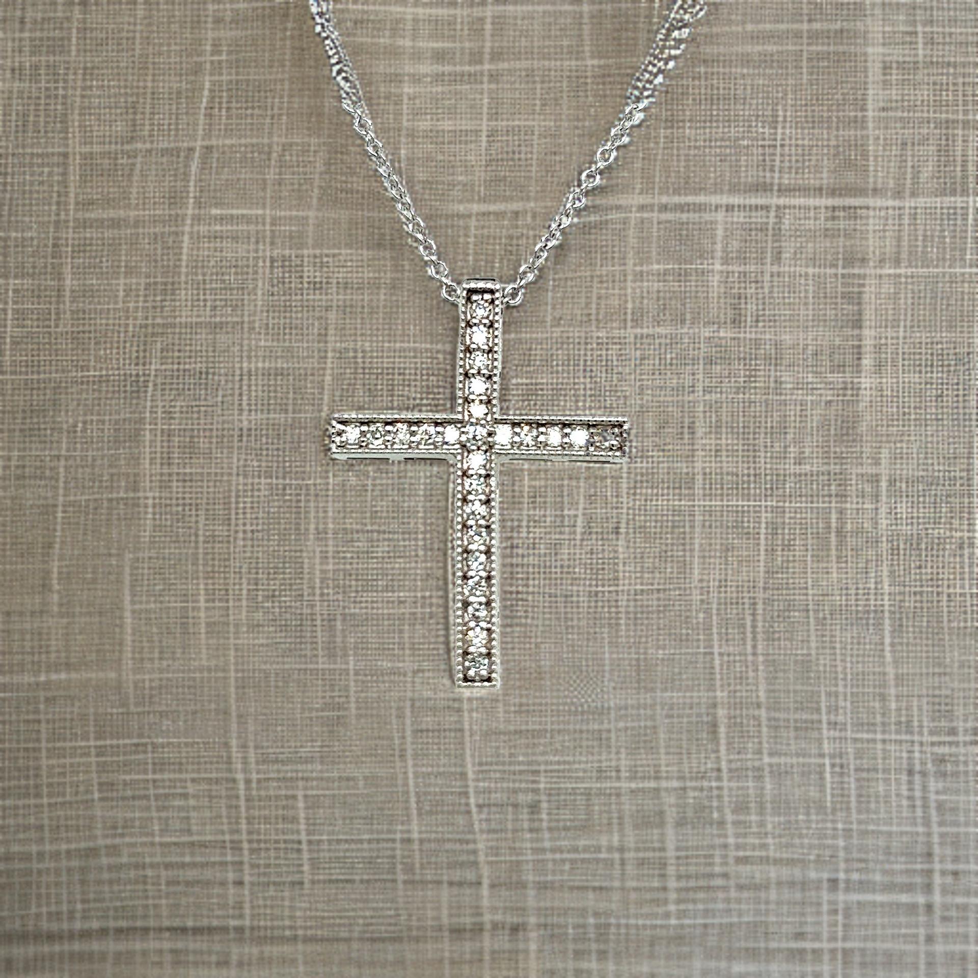 Ciondolo a forma di croce con diamante di qualità naturale e catena da 17