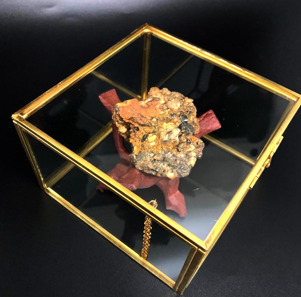 Cristallo di diamante naturale in un antico conglomerato alluvionale-1 9