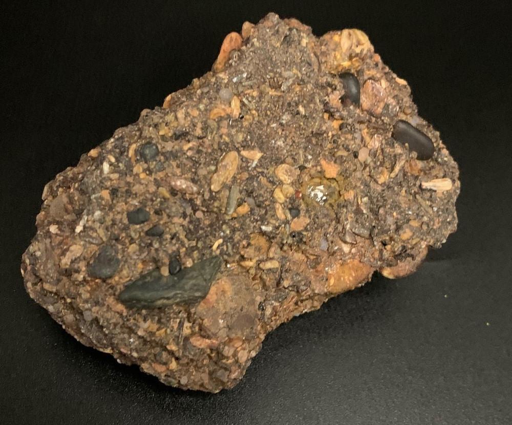 Taglio grezzo Cristallo di diamante naturale in un antico conglomerato alluvionale-2