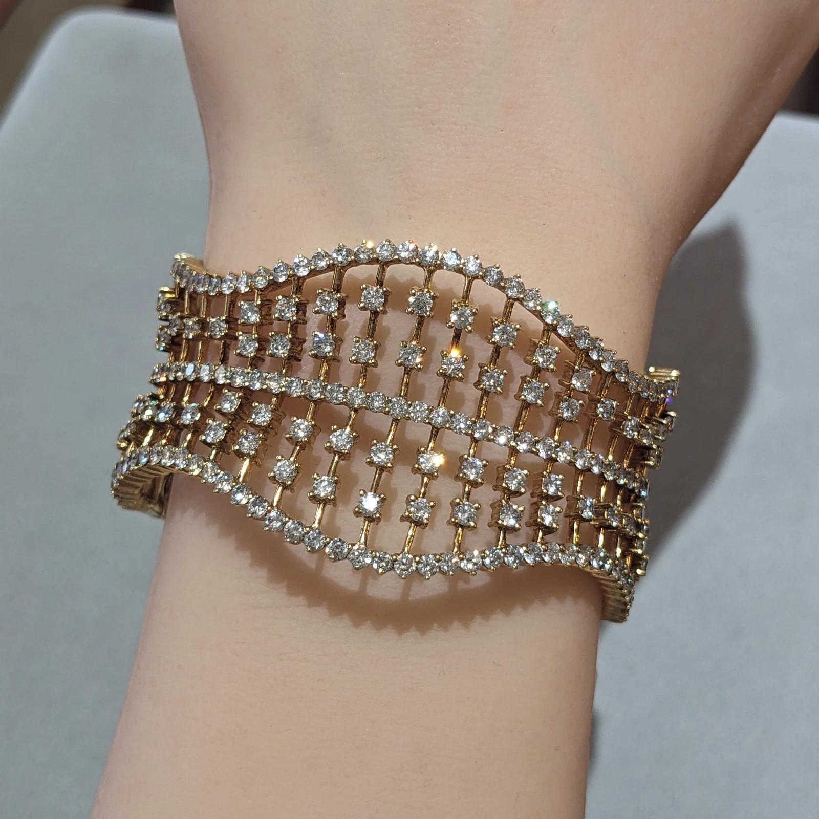 Bracciale con diamanti naturali 10,20 cttw in oro giallo 14k 

Il bracciale con diamanti naturali è un bracciale a onda dal design aperto con diamanti tondi e brillanti incastonati nella metà anteriore, tutti incastonati in oro giallo 14k. Il