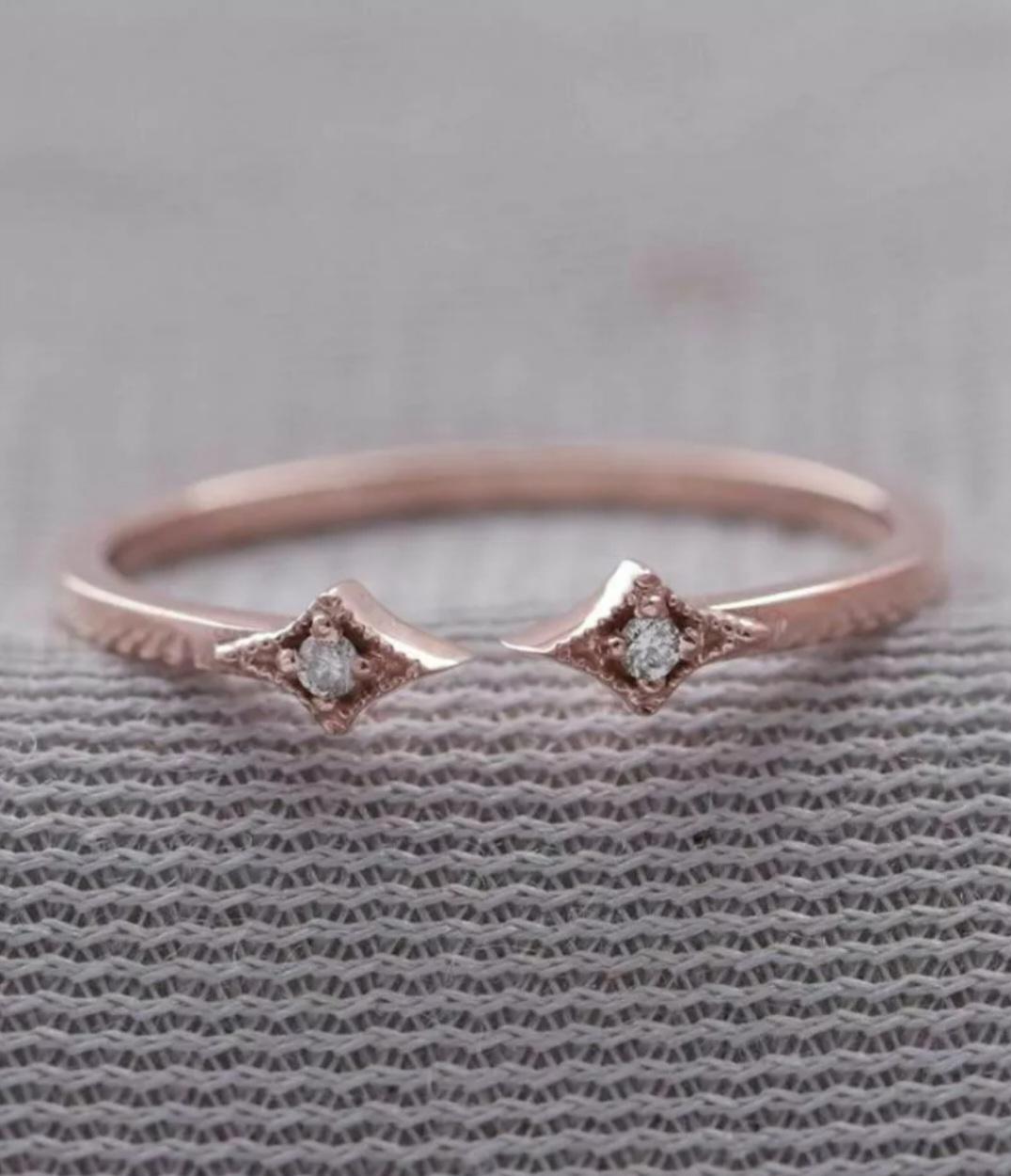 Anillo puño diamante natural Oro 14k Anillo puño abierto Joyas para mujer Regalo de cumpleaños.

Peso total en quilates
0,24 y menos
Base metálica
Oro amarillo, 14k
Forma del anillo
Mariposa
Pureza del metal
14k
Tamaño del diamante
1.5 mm