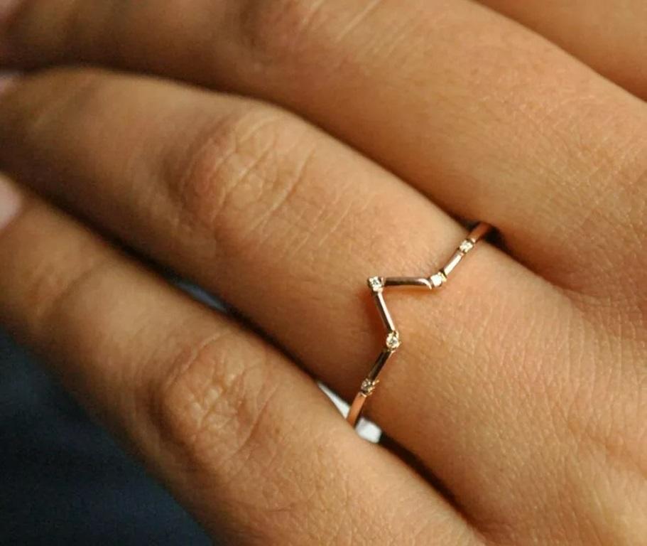 Natural Diamond Dainty V Band Ring 14k Gold Diamond Chevron Band Wedding Gift In New Condition For Sale In Chicago, IL