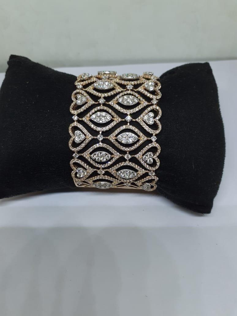 Natural diamond diamond bracelet in 18k gold In New Condition For Sale In New York, NY