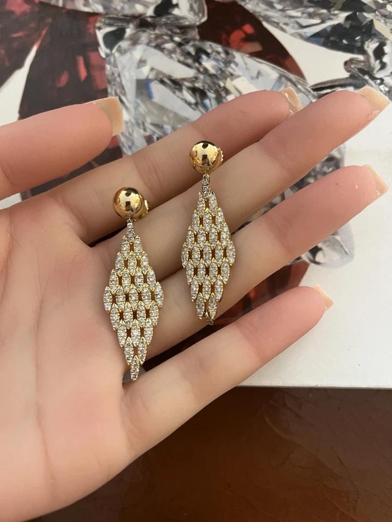 Orecchini con diamanti naturali 1,50 cttw in oro giallo 18k

Gli orecchini a goccia con diamanti presentano sezioni a cascata di diamanti tondi brillanti Nature a forma di losanga, tutti incastonati in oro giallo 18k. Gli orecchini sono fissati da