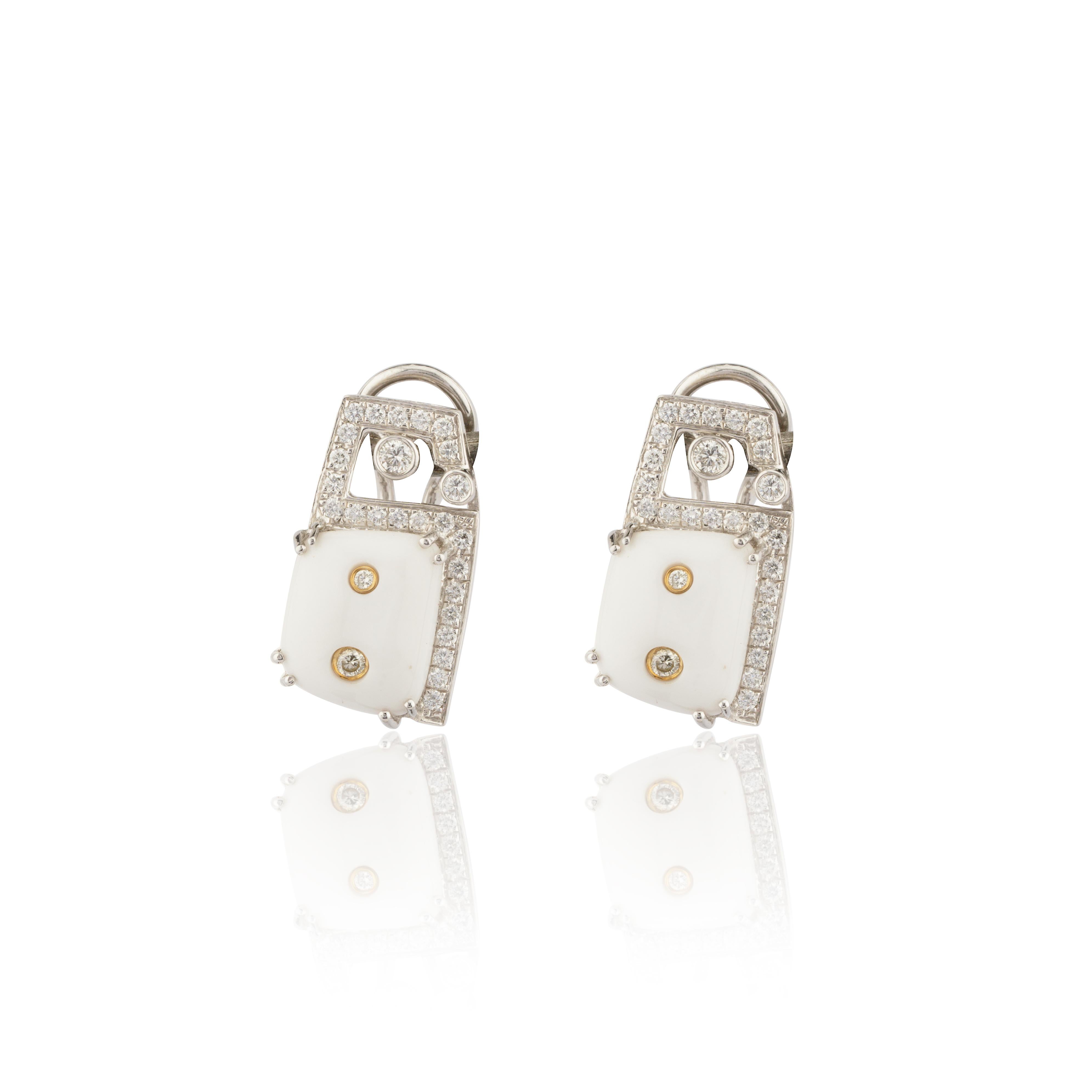 c'est une boucle d'oreille étonnante avec
diamant :0,68 carats
semi : 8,69 carats
or : 5.926 gms


Veuillez lire mes commentaires pour vous mettre à l'aise.
Je ne veux pas vendre une seule fois mais faire des clients pour la vie.
Tous nos bijoux