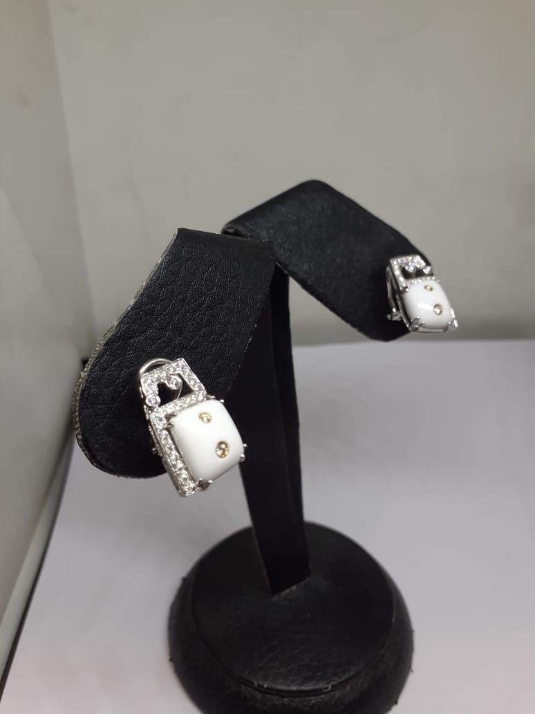 Natural Diamond Earring with 0.68 Cts Diamond and white onyx 8.69 Cts & 18k Gold In New Condition For Sale In New York, NY