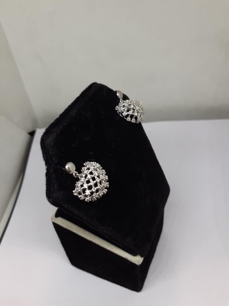 Natural Diamond Earring with 0.70 Carat Diamond in 18k Gold In New Condition For Sale In New York, NY