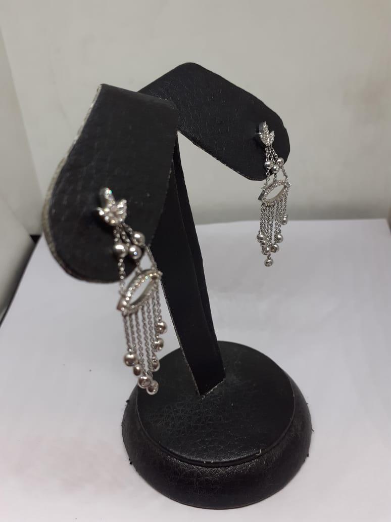 Il s'agit d'une boucle d'oreille étonnante avec 

Diamants : 0,82 carats

Or : 9.056gms






C'est une bague parfaite pour une soirée. La qualité des diamants est de couleur FG et de pureté VSI.


 . Veuillez lire mes commentaires pour vous mettre