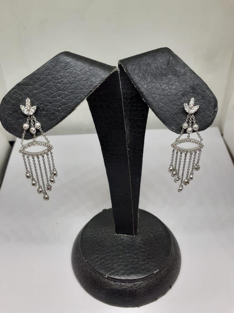 Taille mixte Boucles d'oreilles en or 18 carats avec diamants naturels de 0,82 carat  en vente