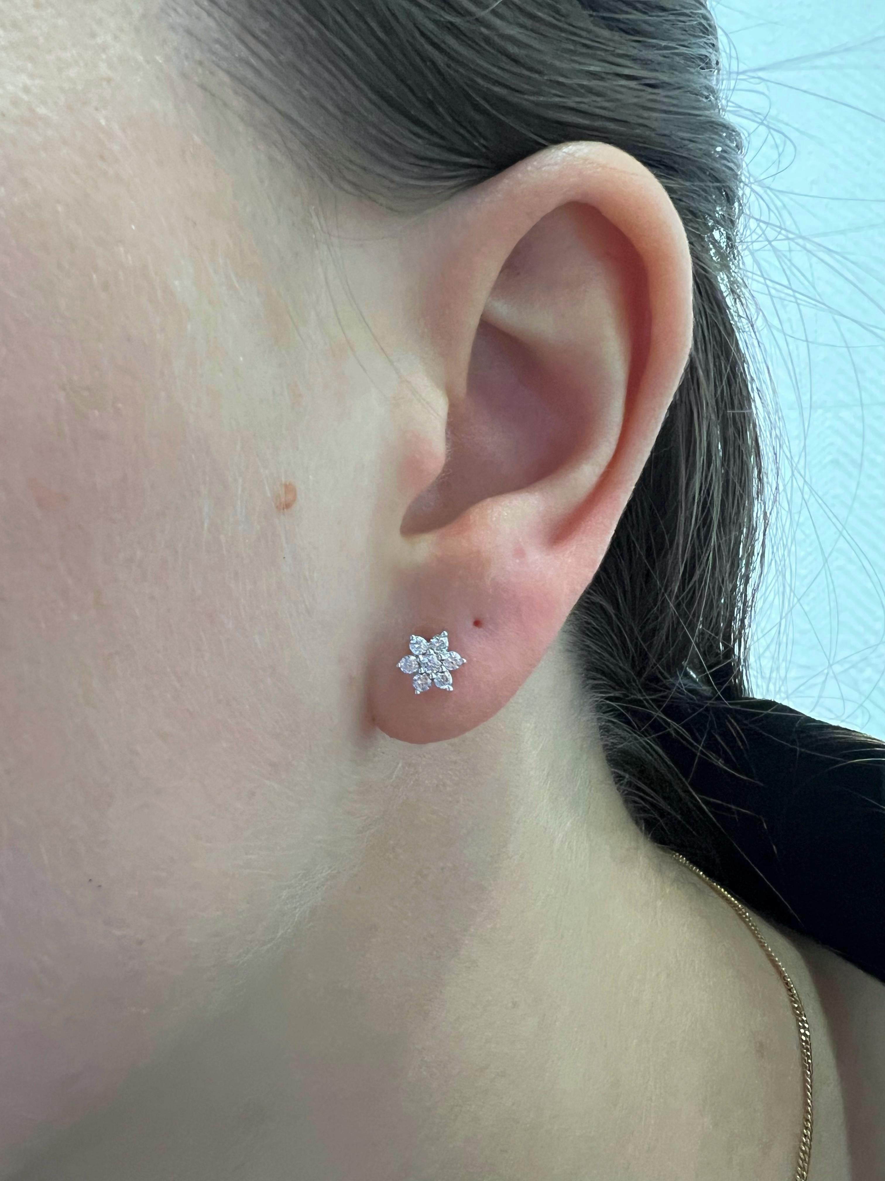 Clous d'oreilles simples en or jaune 18 carats avec diamants naturels 0,27 carat en vente 5