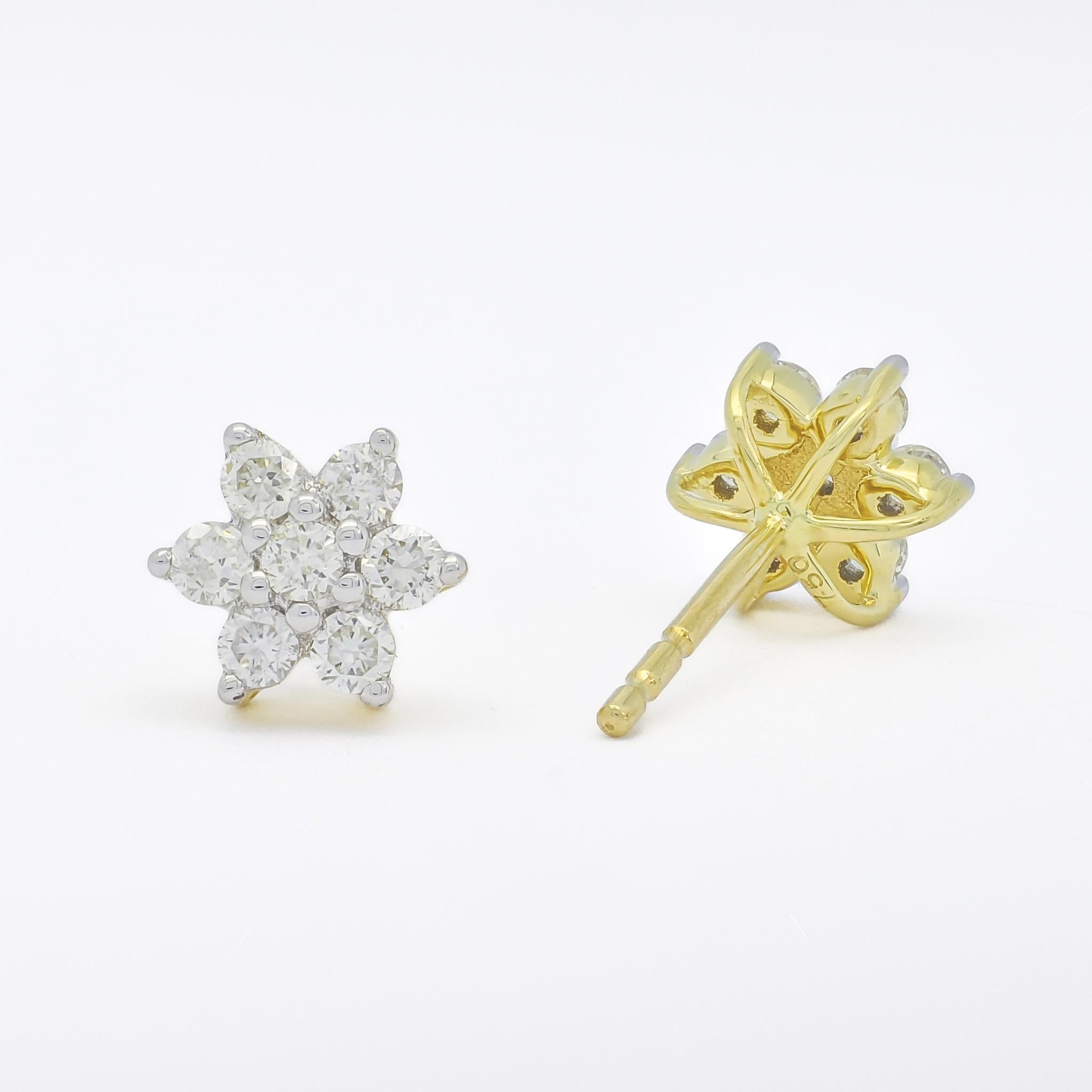 L'association de l'or jaune 18Kt et d'un design minimaliste de grappe de diamants naturels en forme de fleur crée un accessoire sophistiqué et polyvalent. 

La beauté discrète de ces boucles d'oreilles les rend adaptées à diverses occasions, qu'il