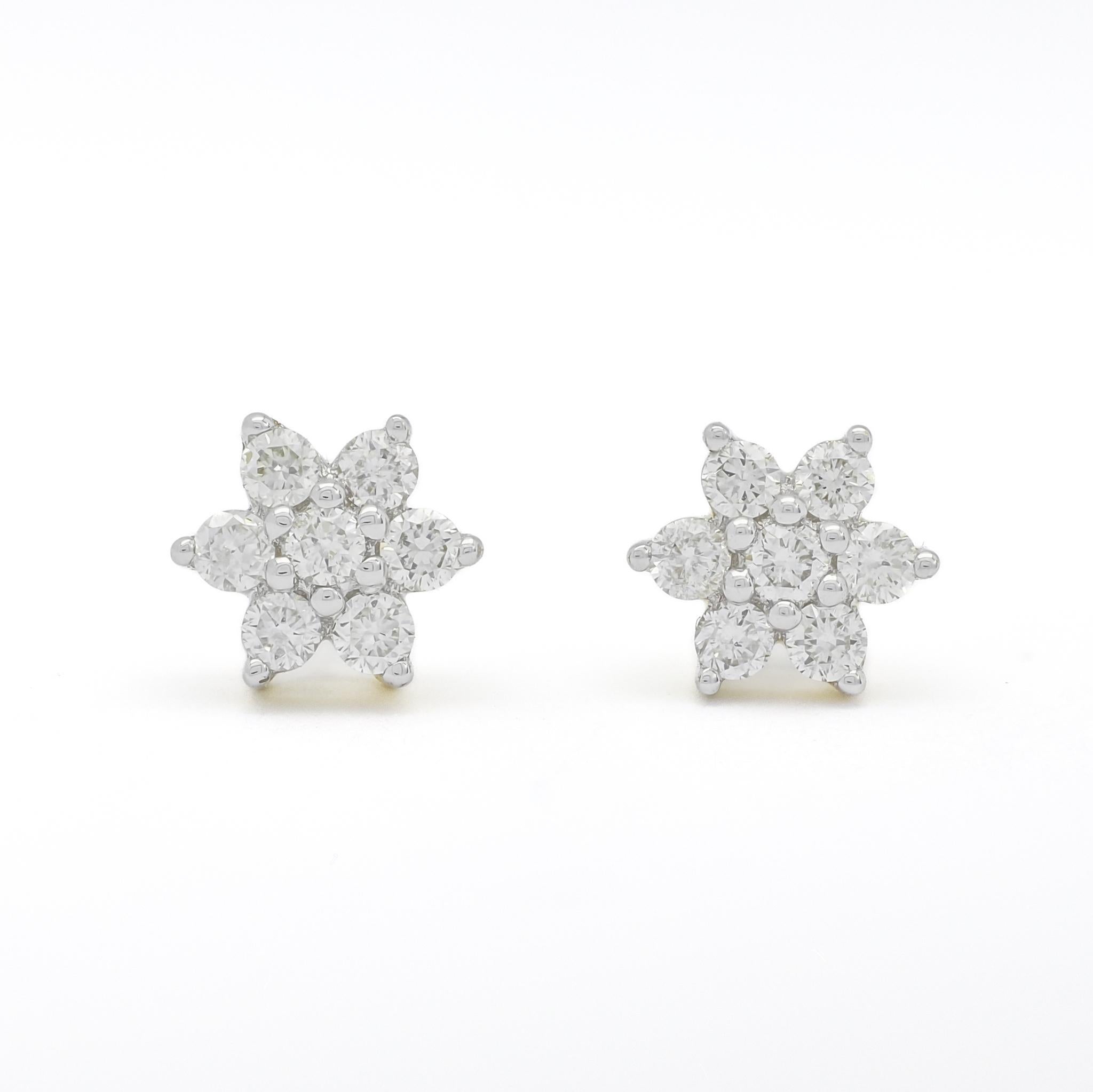 Taille ronde Clous d'oreilles simples en or jaune 18 carats avec diamants naturels 0,27 carat en vente