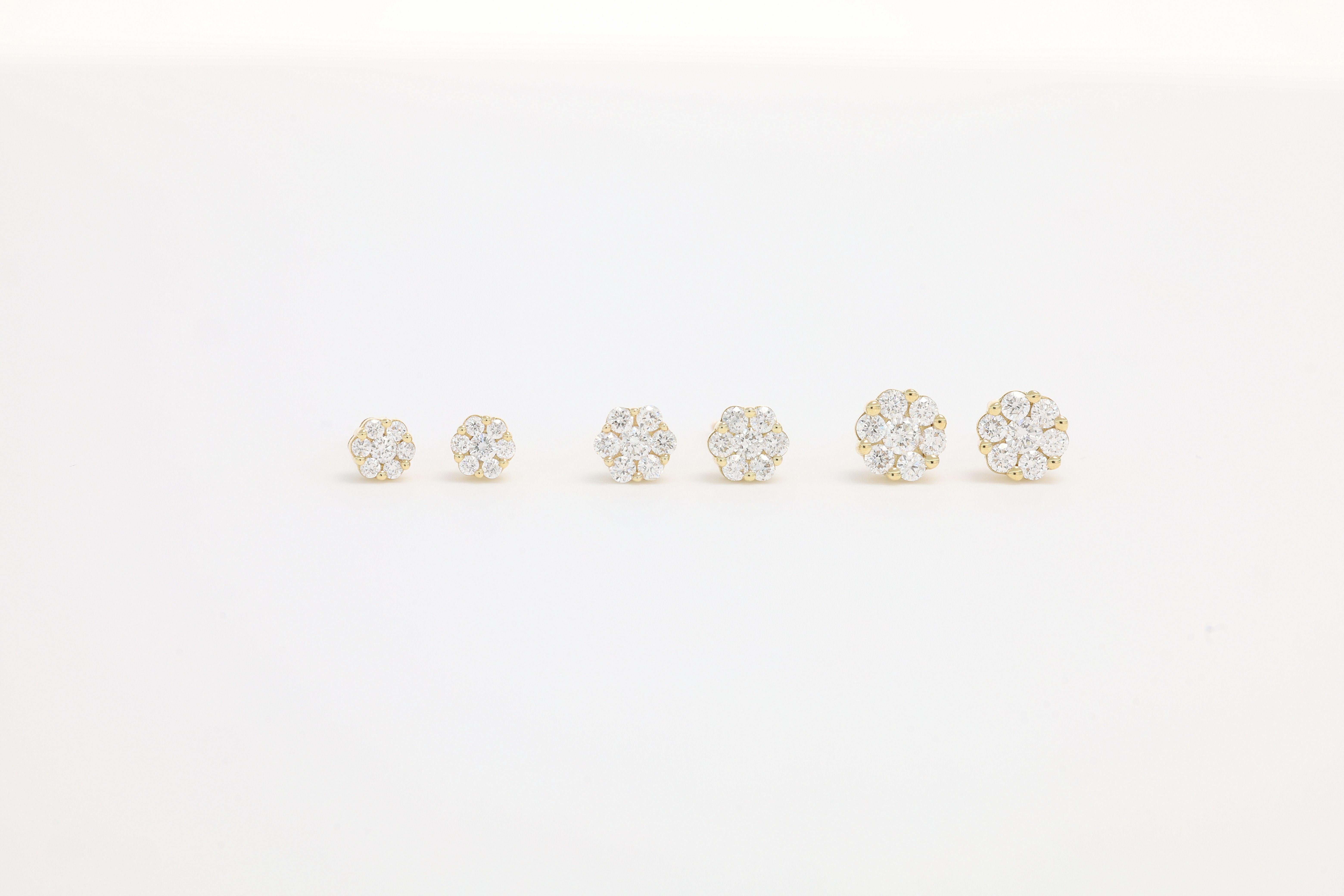 Orecchini con diamanti naturali 0,52 carati in oro bianco 18 carati Orecchino classico con perno in vendita 1