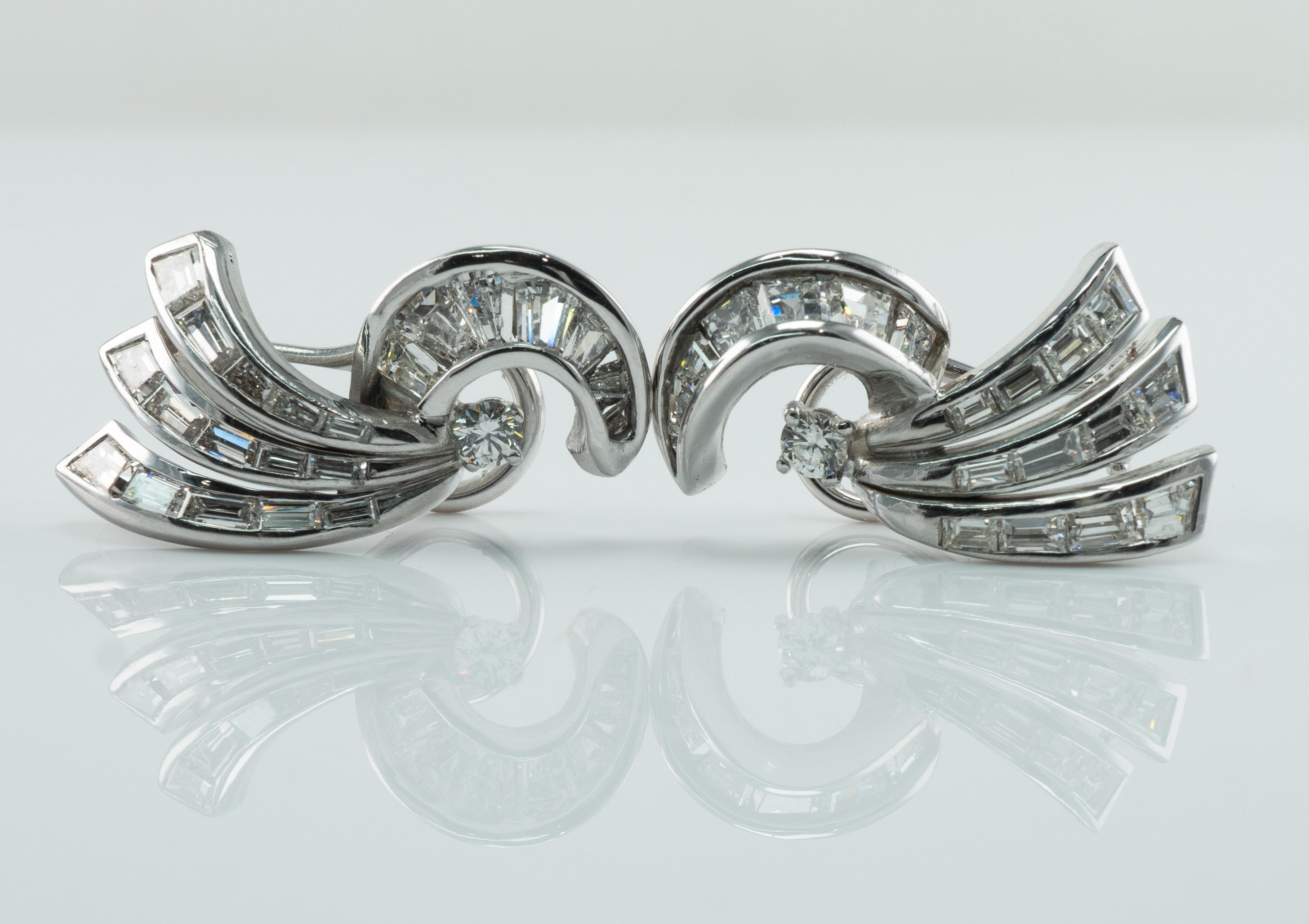 Taglio misto Orecchini con diamanti naturali in oro bianco 14K Omega Locks Art Deco in vendita