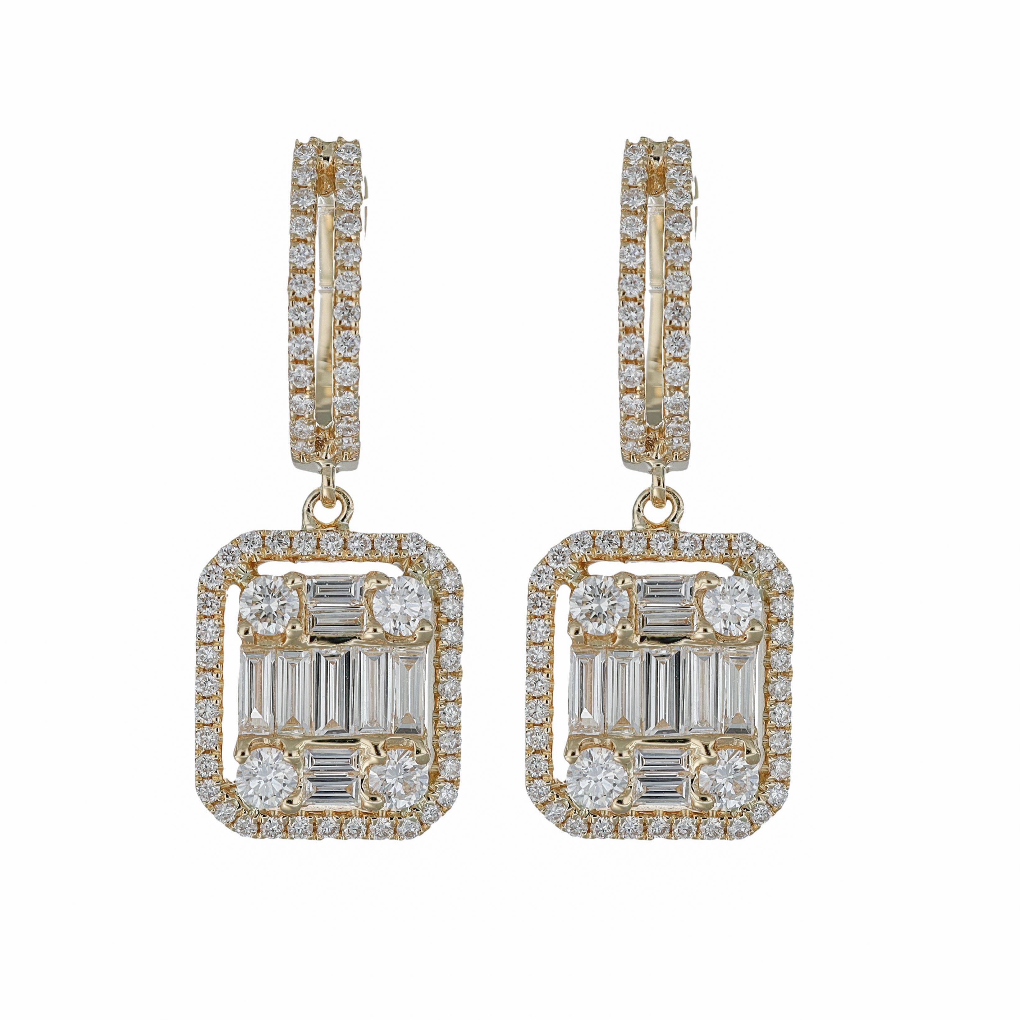 Incastonato ad arte nell'oro bianco 18 carati, questo squisito orecchino presenta il morbido luccichio dei diamanti baguette incastonati a grappolo con un'aureola splendidamente valorizzata dalla sospensione di Two Row Diamond Huggie. 

L'eleganza