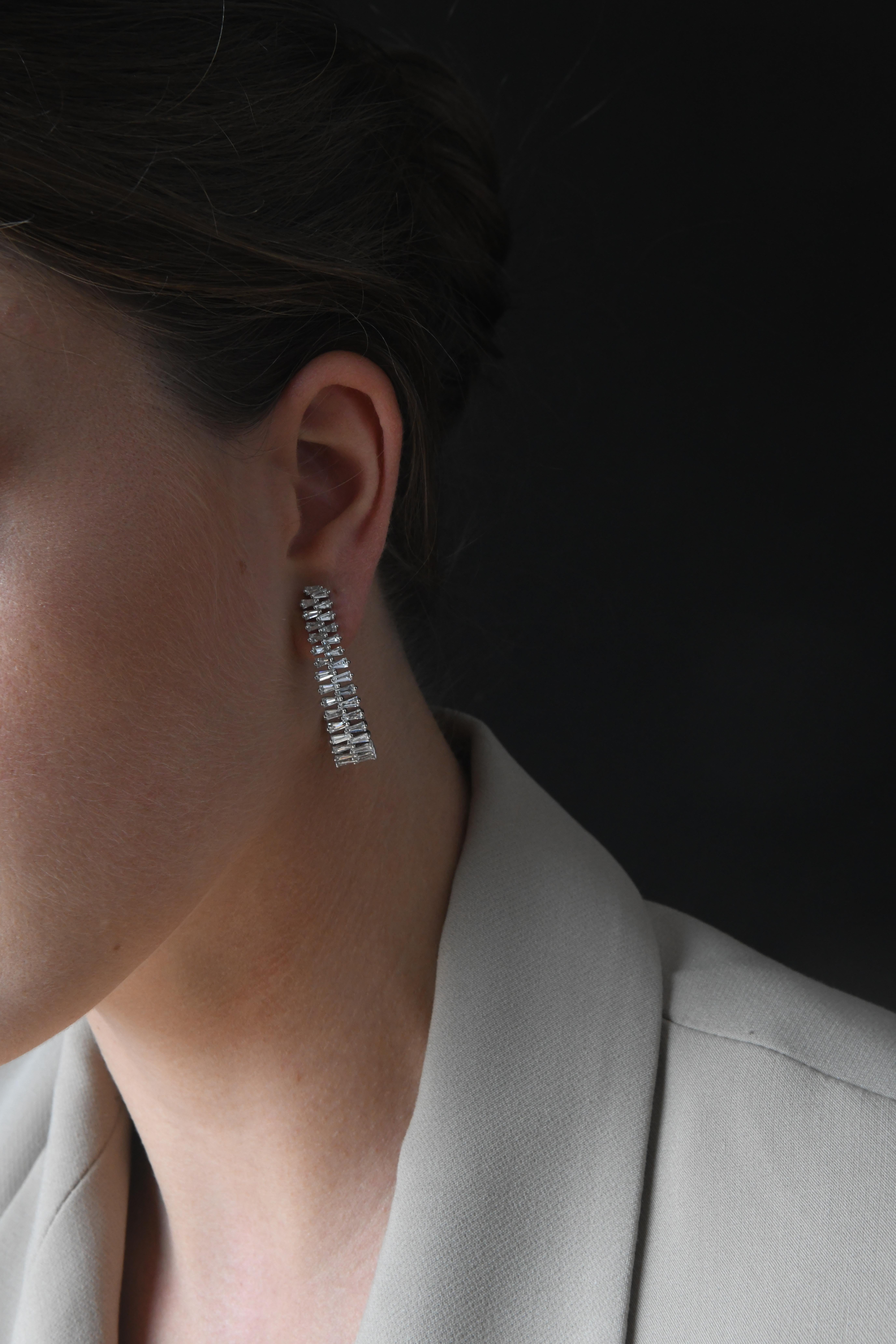 Natürliche Diamant-Ohrringe 4,12 Karat 18KT Weißgold Halbcreolen-Ohrringe im Angebot 2