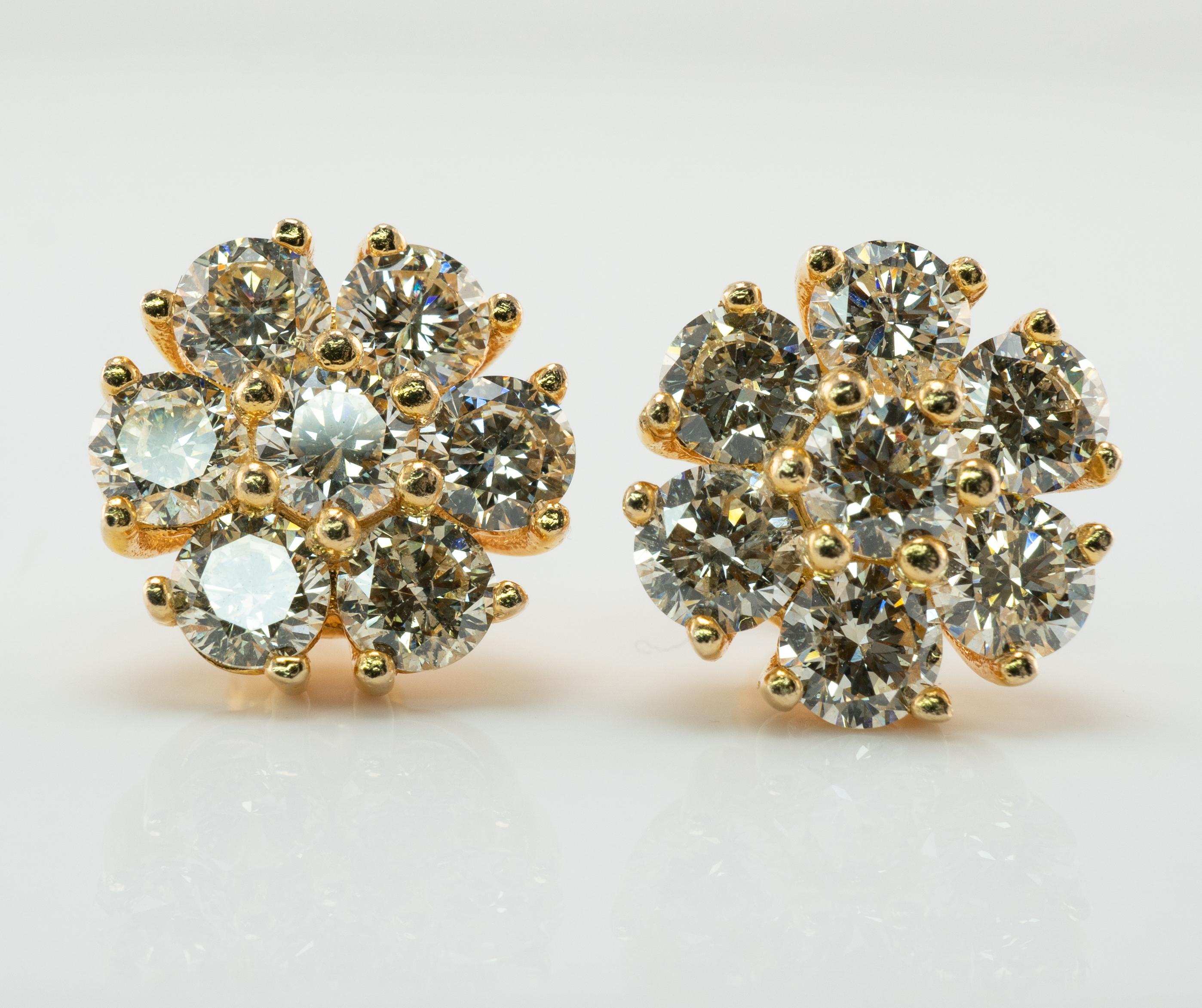 Clous d'oreilles en or 14 carats avec grappe de diamants naturels 4,00 carats TDW

Cette paire de clous d'oreilles en forme de grappe de diamants est réalisée en or jaune 14 carats massif.
La paire comprend sept diamants ronds naturels de taille