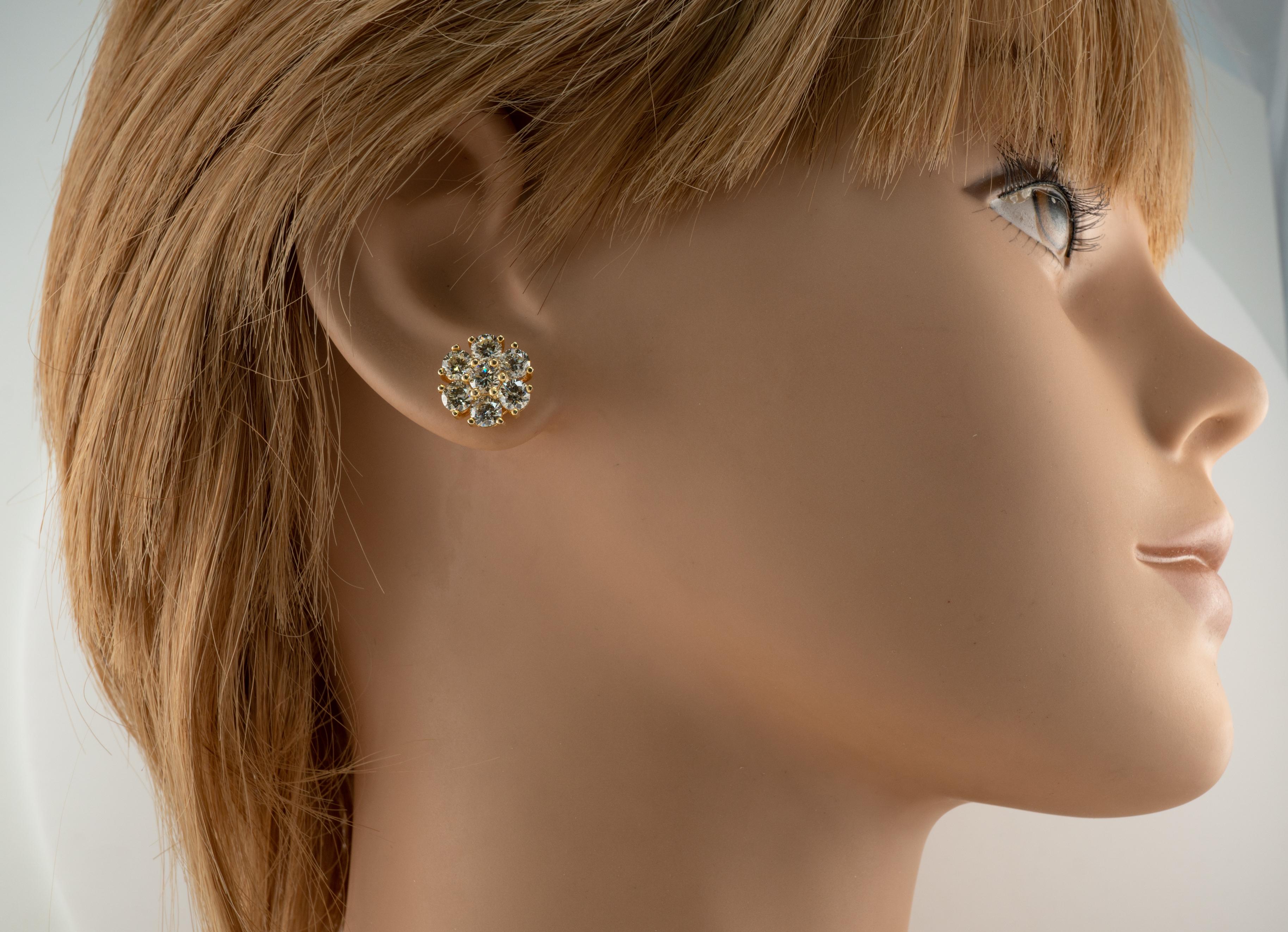 Clous d'oreilles en or 14 carats avec grappe de diamants naturels 4,00 carats TDW Excellent état - En vente à East Brunswick, NJ