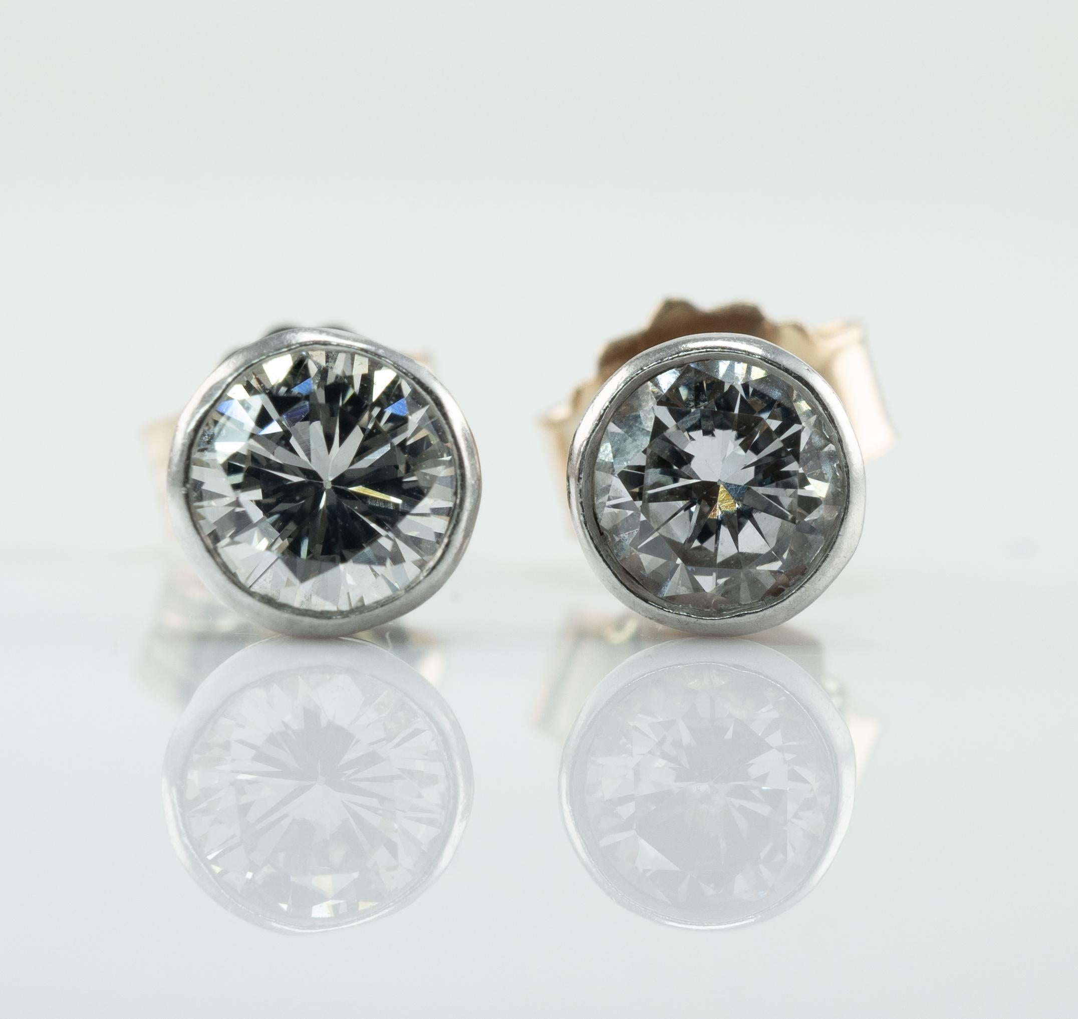 Natural Diamond Earrings Studs .60 CTW 14K White Gold Bezel

These round brilliant cut bezel diamond earrings studs are crafted in solid 14K White gold. Each diamond is .30 carat. One diamond is SI1 clarity and H color. Another diamond is VS1