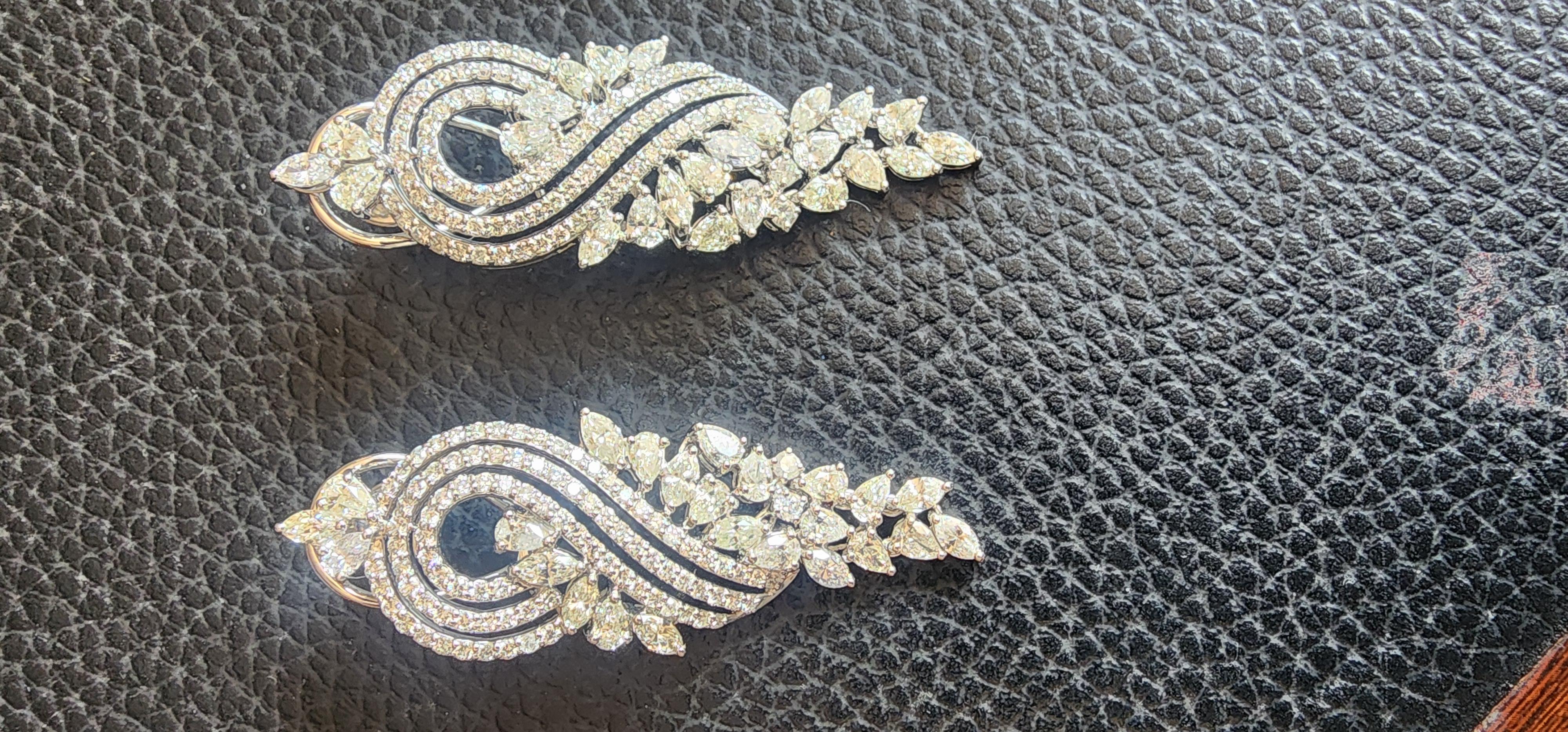 Si tratta di un incredibile orecchino di diamanti naturali con 7,20 carati di diamanti naturali (pere e marquesi).  e 4,50 carati di tondi in oro 18 ct.

ha 24,06 grammi di oro 18 carati
Seguici su Insta (divinejewellerylounge)