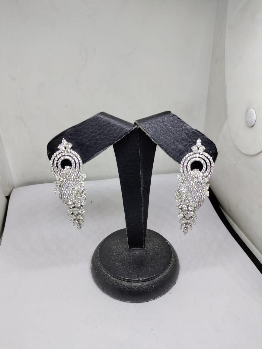 Orecchini con diamante Nature e diamante da 7,20 carati in 18 carati in vendita 1