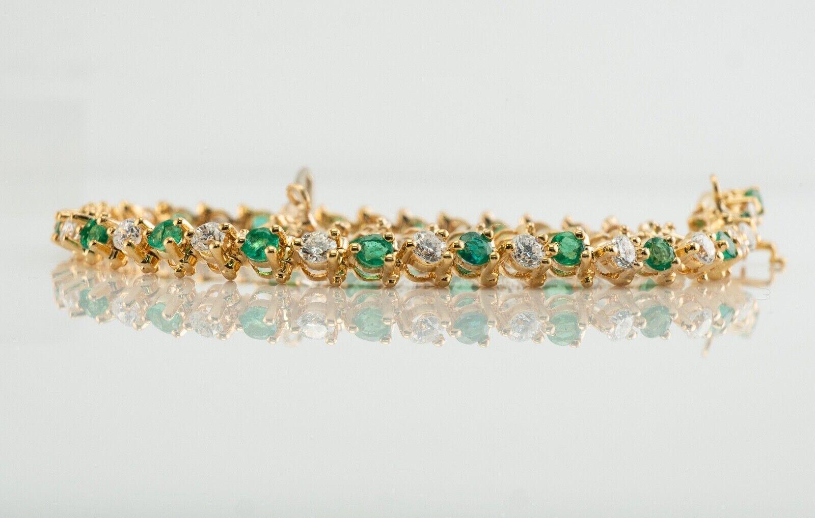 Ce magnifique bracelet de propriété est finement réalisé en or jaune 14 carats massif et serti d'émeraudes naturelles extraites du sol et de véritables diamants. Vingt-six émeraudes de 2 mm chacune totalisent 1,04 carat. Ces gemmes sont très propres