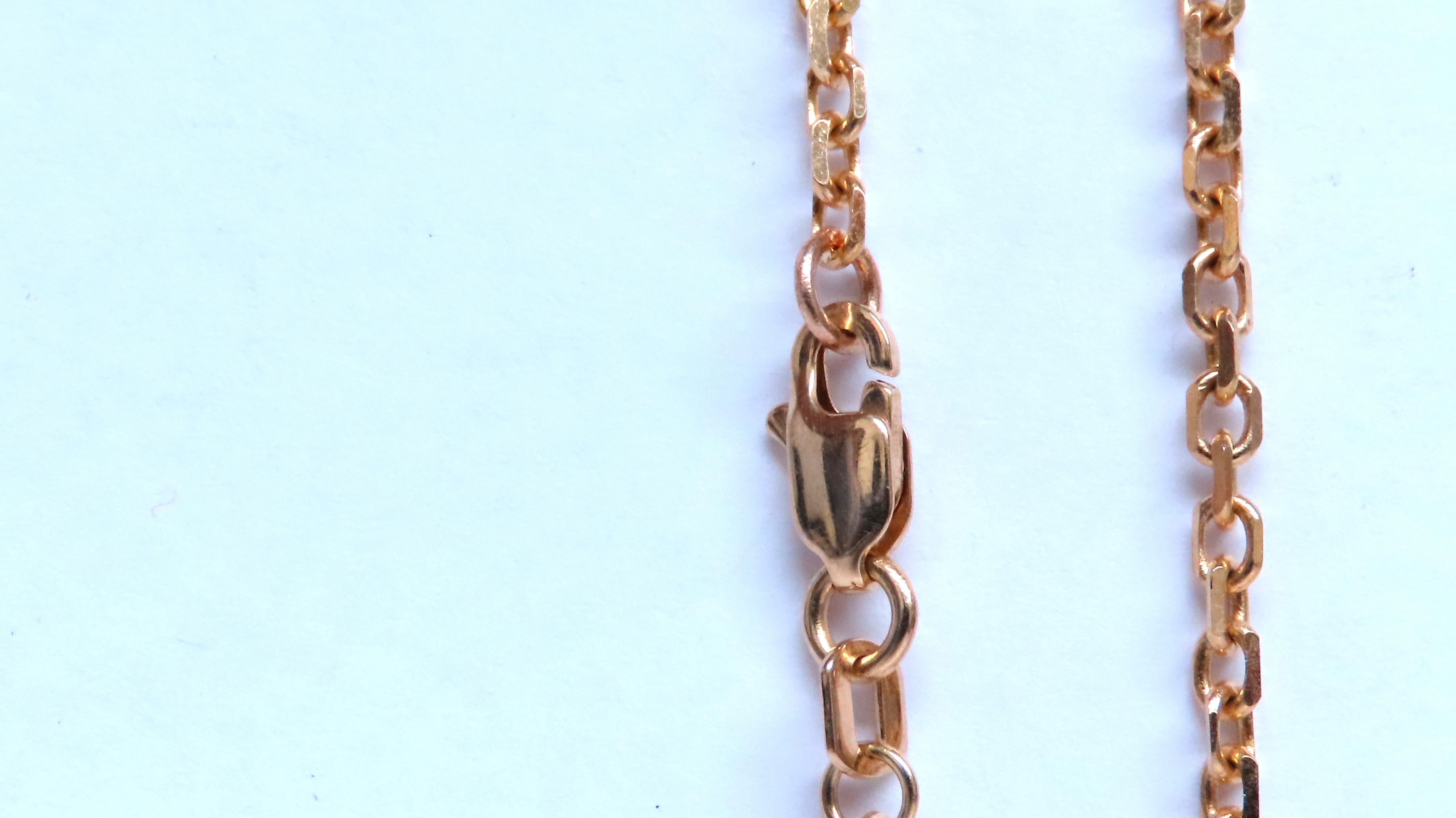 Precioso collar con colgante circular.
.70ct granates naturales (2)
.40ct esmeraldas naturales
.50ct diamantes redondos naturales.
Color G, claridad VS-2.
Oro amarillo de 14 quilates.
7.5 gramos
17 pulgadas
Círculo: 20 mm