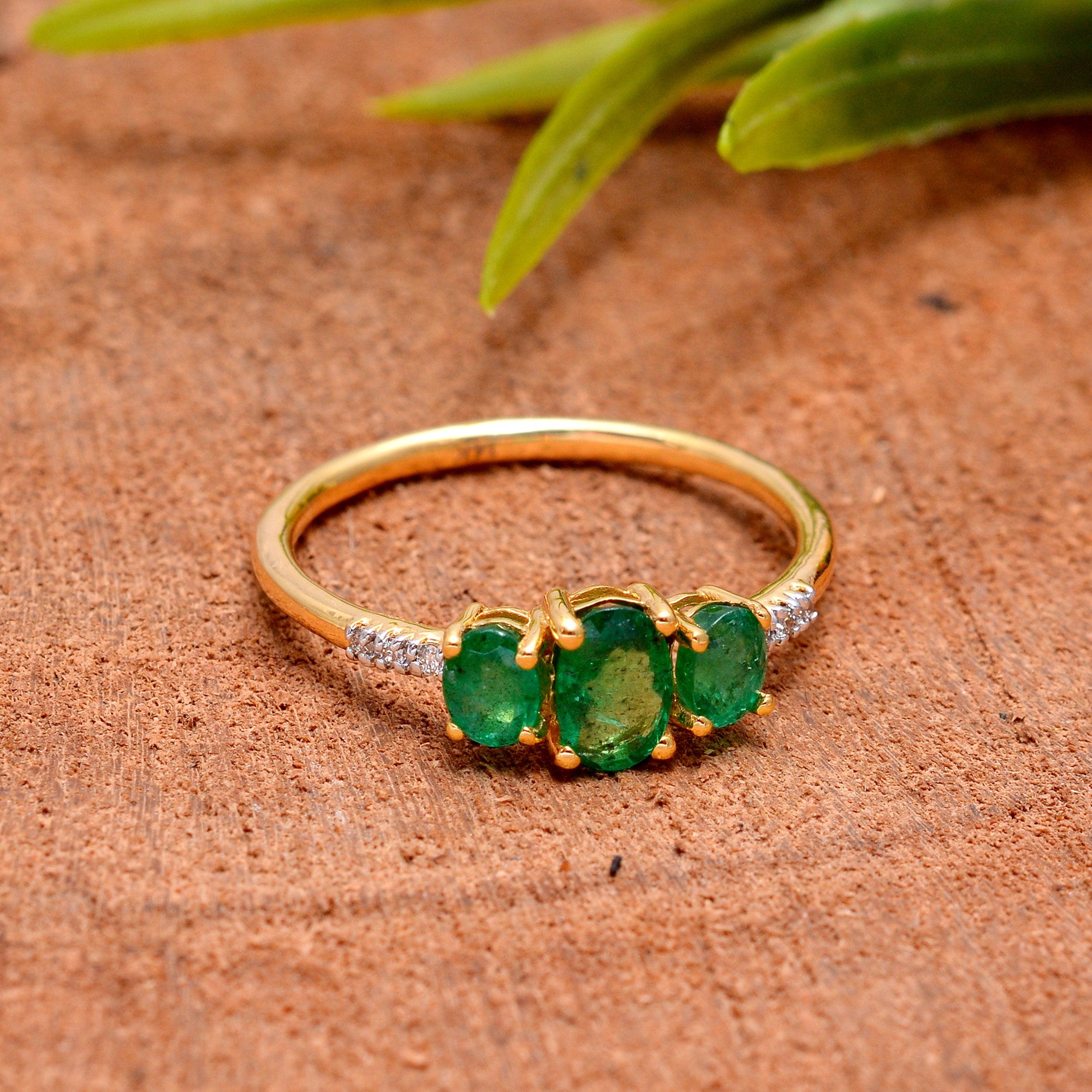 Contemporary Natural Diamond & Emerald Gold Ring in 18k For Sale