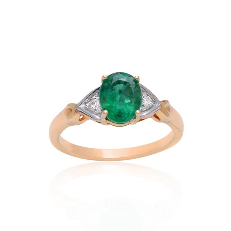 Dieser Ring ist aus massivem 14 Karat Gelbgold gefertigt und mit Diamanten und Smaragden besetzt. Die Diamanten sind rund und in einer Pflasterfassung gefasst. Die Smaragde sind rund und in einer Lünettenfassung gefasst. Der Ring hat ein