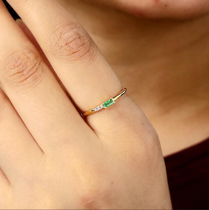 Anello con diamante naturale e smeraldo in oro 14K In condizioni Nuovo in vendita a jaipur, IN