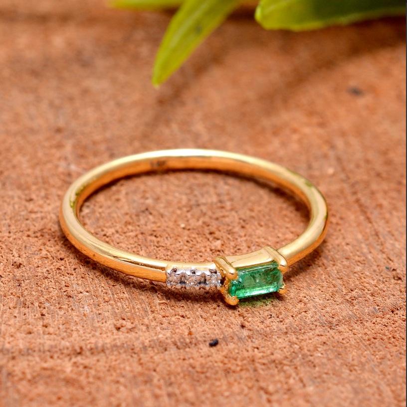 Donna Anello con diamante naturale e smeraldo in oro 14K in vendita