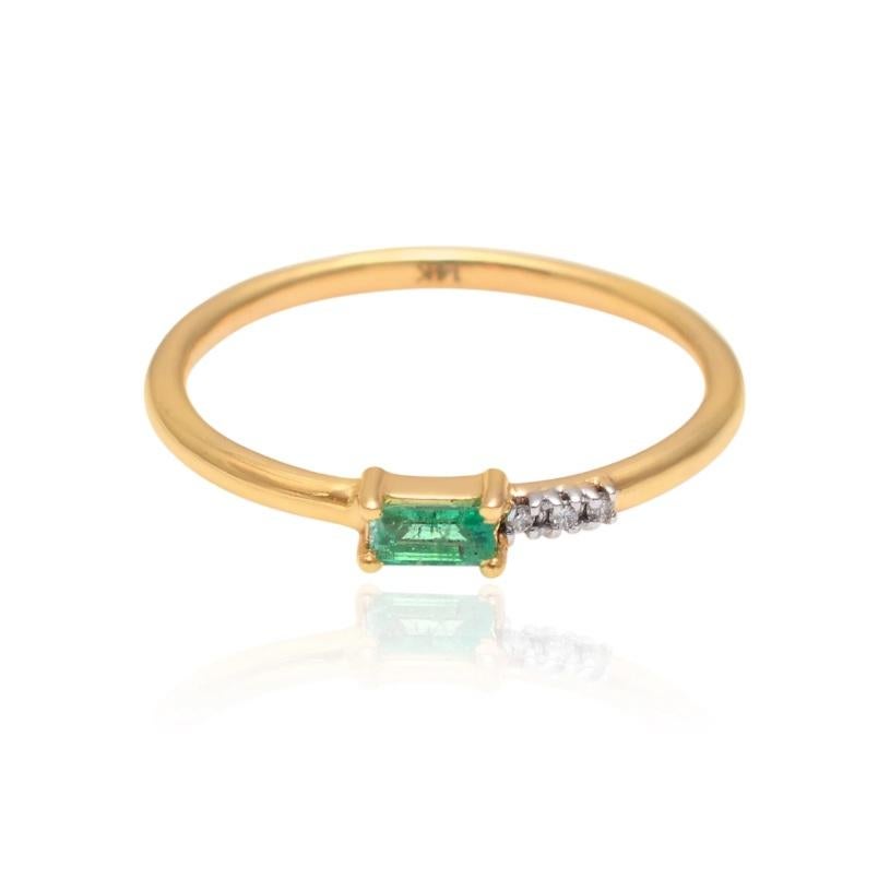 Anello con diamante naturale e smeraldo in oro 14K in vendita 1