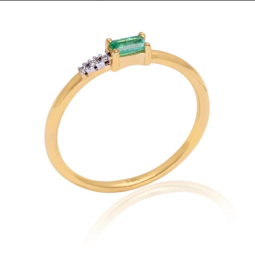 Anello con diamante naturale e smeraldo in oro 14K in vendita 2