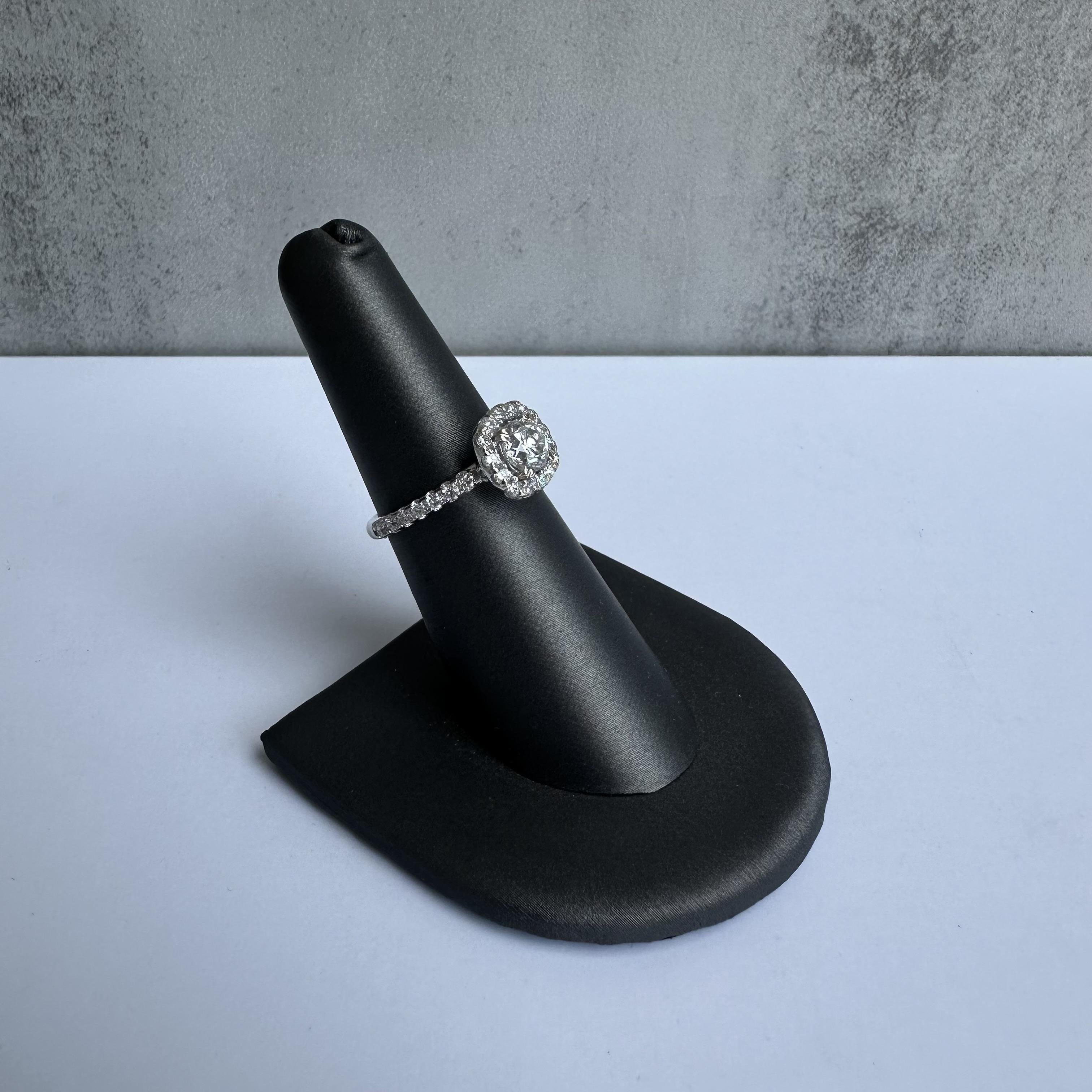 Mejora tu colección de joyas con este exquisito Anillo de Compromiso de Diamante Natural en Oro Blanco de 14 quilates. Con un diamante redondo natural de 0,70 ct H I1 de ojo limpio y diamantes de acento GH VS/SI de 0,63 ctw, este anillo combina la
