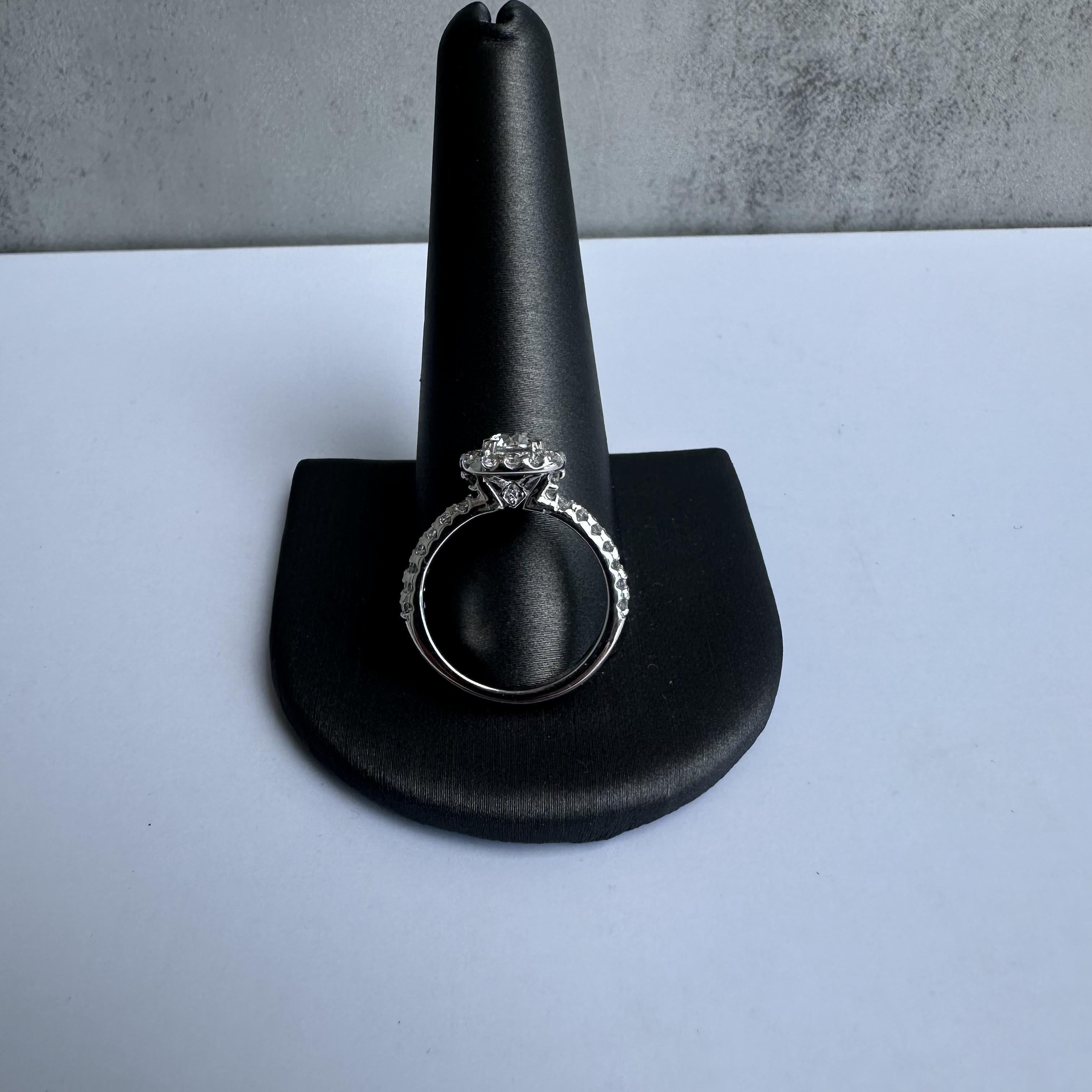 Anillo de compromiso de diamantes naturales en oro blanco de 14 quilates - Centro de 0,70 ct, Tasado Moderno en venta