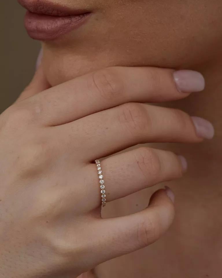 Taille ronde Bague d'éternité jaune 14 carats à anneau rond massif en diamant naturel en vente