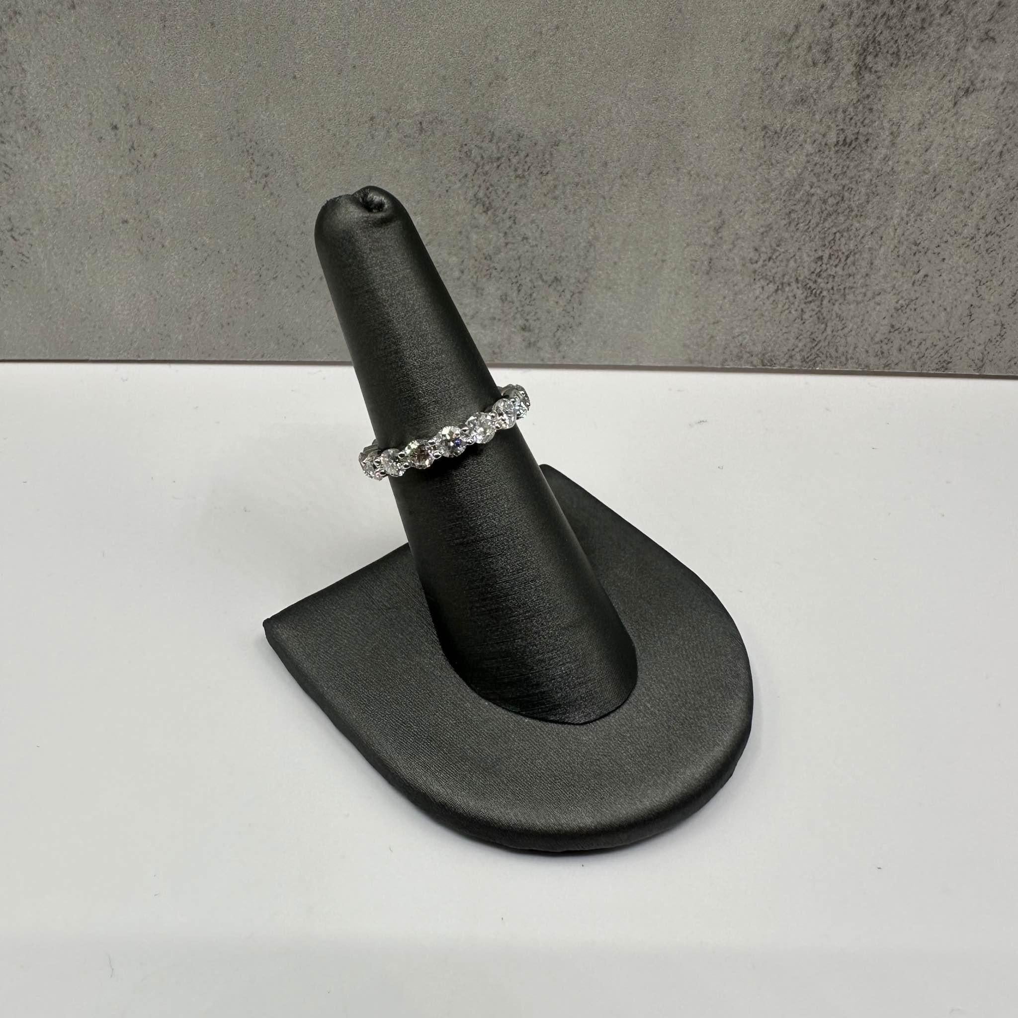 Cette magnifique bague d'éternité en or blanc 14kt et diamant naturel présente 2,8ctw de diamants ronds GH SI naturels, créant un éclat continu tout autour de l'anneau. De taille 6, il convient confortablement à la plupart des doigts de taille