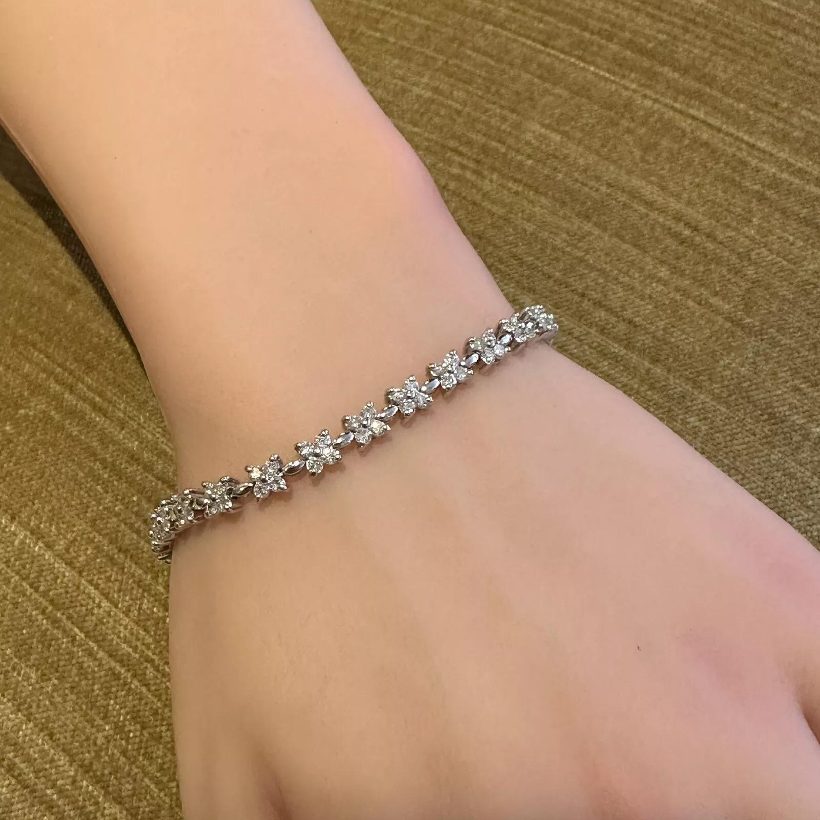 Bracelet Floret en diamant naturel 3.00 cttw en platine

Le bracelet en diamant présente des fleurs de diamant composées de grappes de diamants ronds et brillants pesant 3,00 carats au total, le tout serti dans du platine. Le bracelet est sécurisé