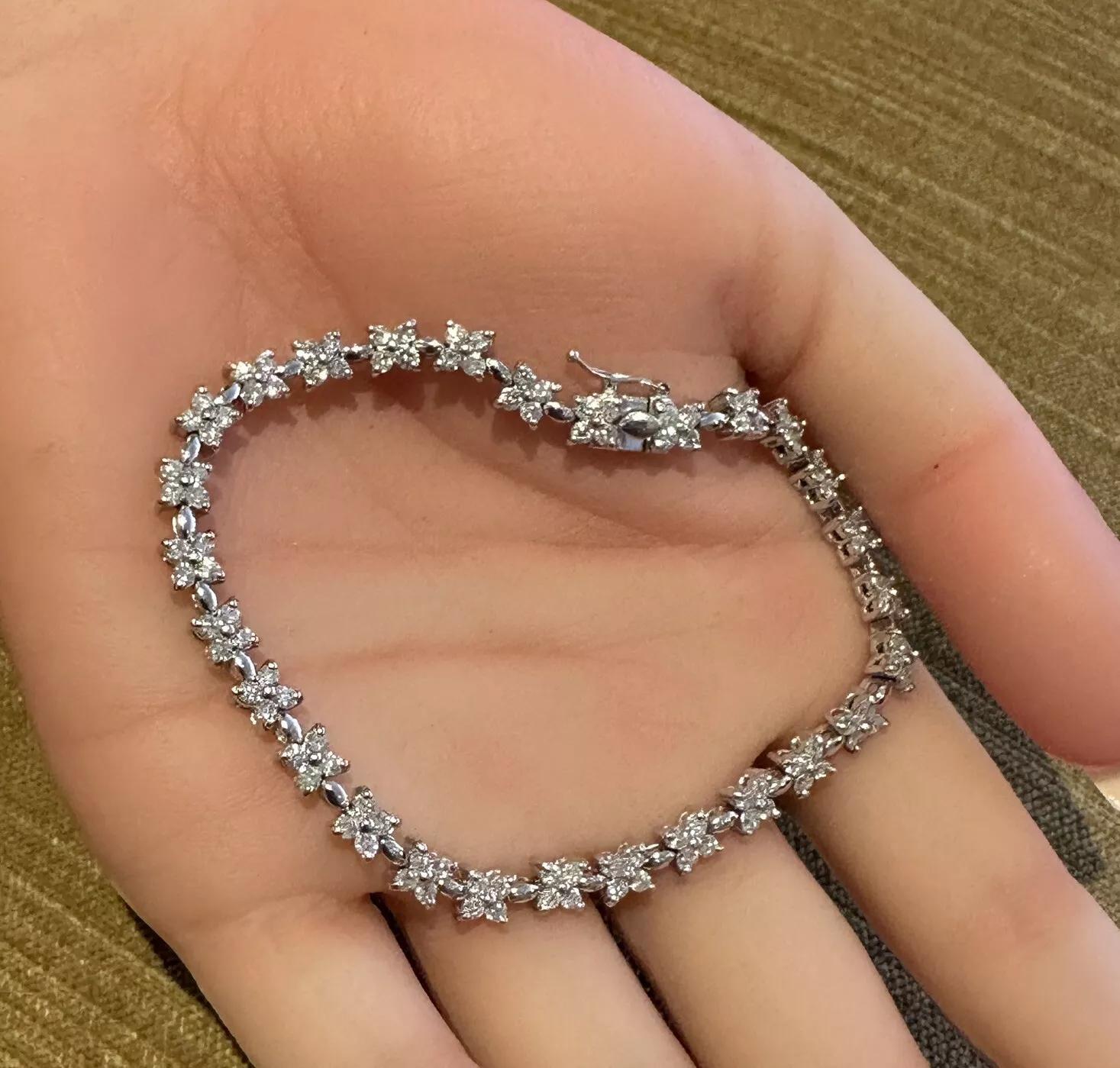 Taille ronde Bracelet floral en platine avec diamants naturels d'un poids total de 3,00 carats en vente