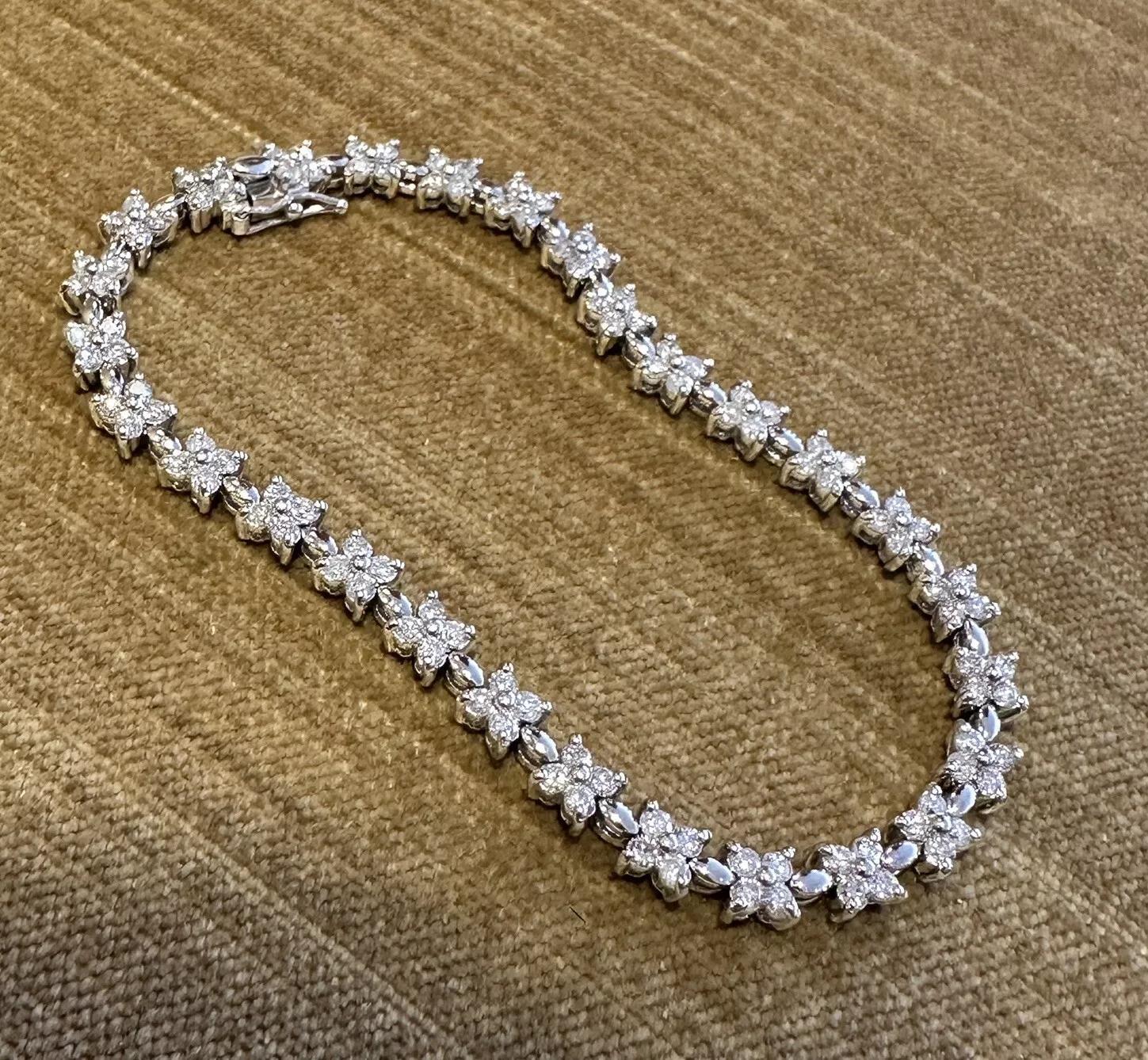 Bracelet floral en platine avec diamants naturels d'un poids total de 3,00 carats Excellent état - En vente à La Jolla, CA