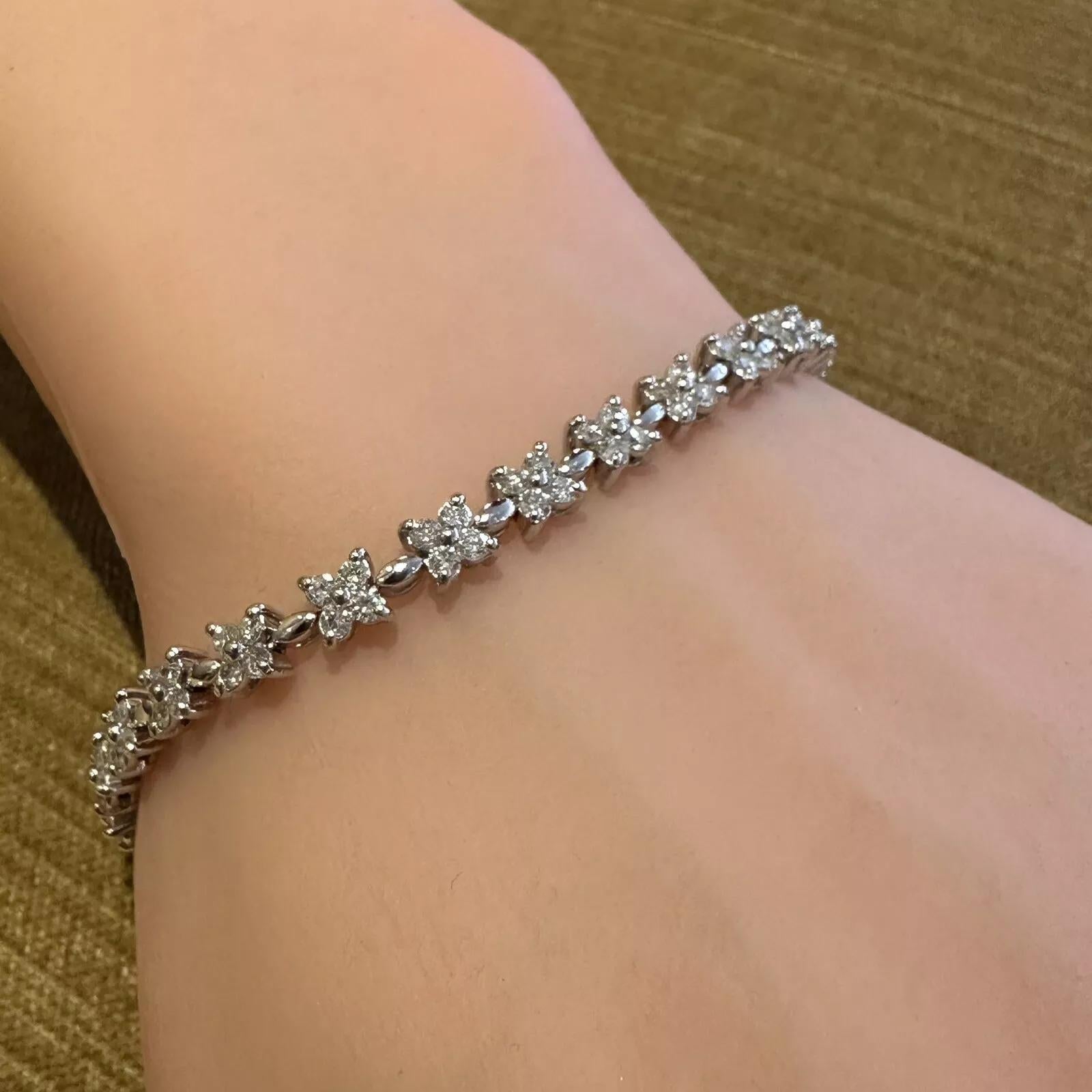 Bracelet floral en platine avec diamants naturels d'un poids total de 3,00 carats en vente 1